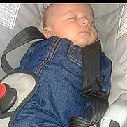 Abdallah a rejoint le concours — aidez-le/la à gagner de superbes lots ! baby, baby_products, baby_sleeping, baby_toddler_clothing, car_seat, cheek, child, comfort, cool, finger, flash_photography, font, happy, mouth, nap, photo_caption, product, sitting, sleeve, toddler