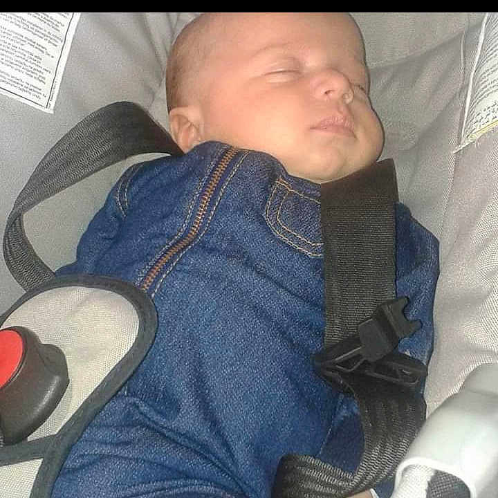 Abdallah a rejoint le concours — aidez-le/la à gagner de superbes lots ! baby, baby_products, baby_sleeping, baby_toddler_clothing, car_seat, cheek, child, comfort, cool, finger, flash_photography, font, happy, mouth, nap, photo_caption, product, sitting, sleeve, toddler