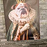 Sirsey a rejoint le concours — aidez-le/la à gagner de superbes lots ! bulldog, dog, portrait, painting, royal, crown, costume, ruffled_collar, jewelry, pendant, collar, wrinkles, fawn_coat, face, head, wall, stone_wall, framed_art, indoor, decor