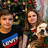 Sirsey a rejoint le concours — aidez-le/la à gagner de superbes lots ! black_shirt, bulldog, chair, christmas, christmas_tree, decorations, dog, family, festive, green, holiday, indoors, levis, ornaments, pet, portrait, red, seated, teenager, woman