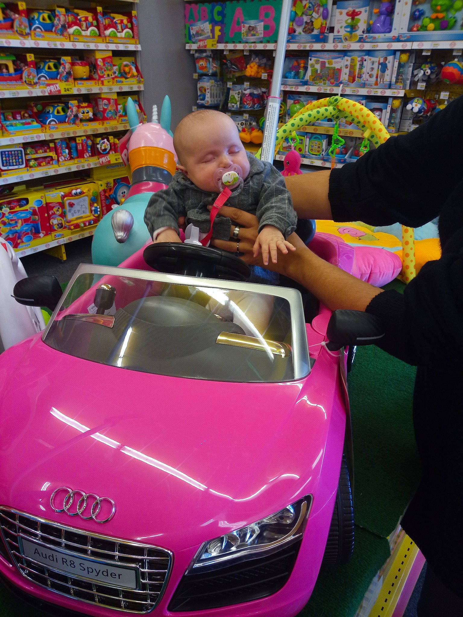 Louna participe au concours pour gagner de l'argent avec cette photo : audi, auto_part, automotive_design, automotive_exterior, automotive_wheel_system, car, custom_car, family_car, hood, joy, magenta, mode_of_transport, motor_vehicle, person, photography, pink, product, purple, toy, trade