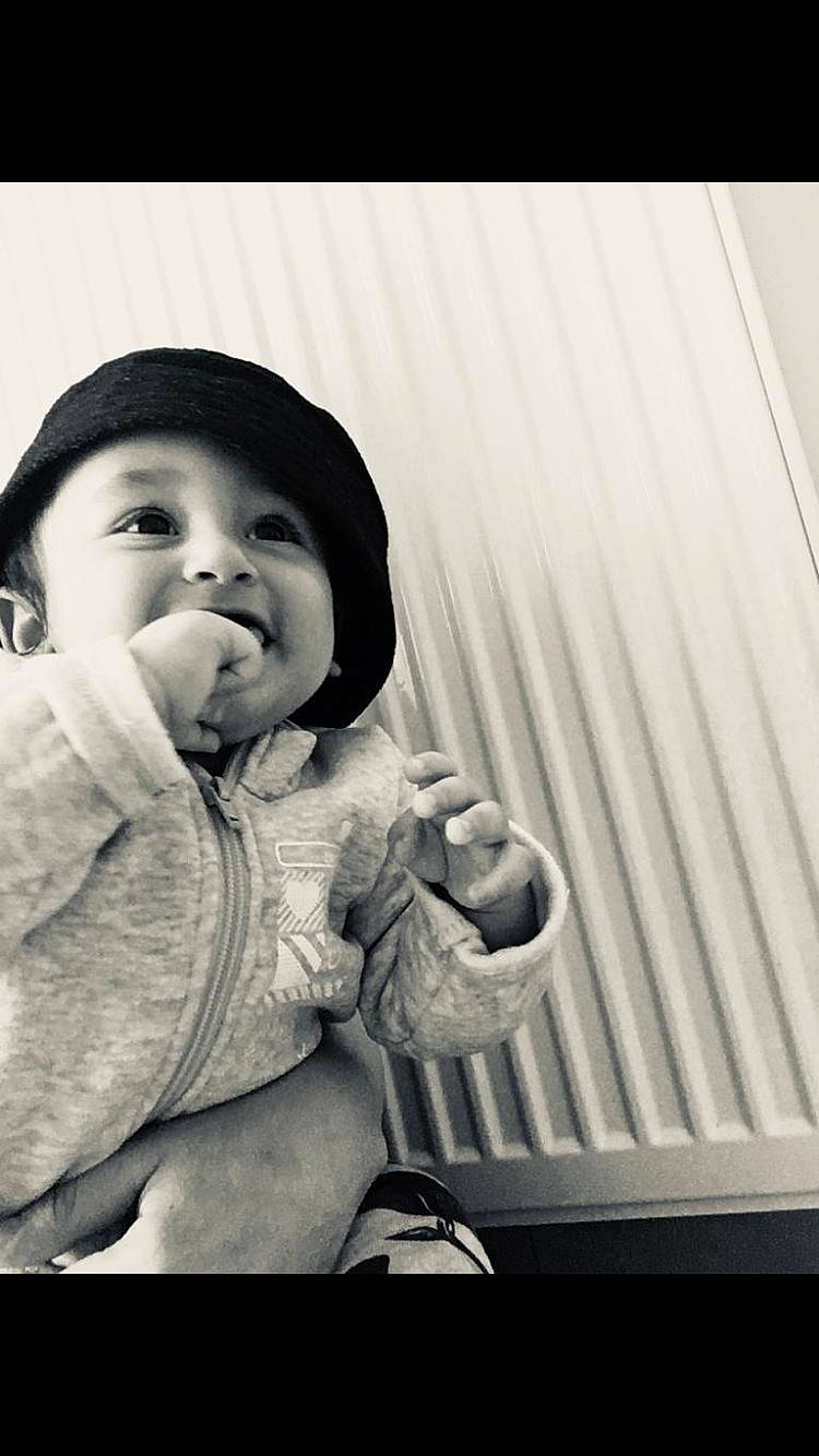 Ensar a rejoint le concours — aidez-le/la à gagner de superbes lots ! baby, baby_toddler_clothing, cheek, child, curtain, monochrome, person, portrait, portrait_photography, toddler, window_treatment