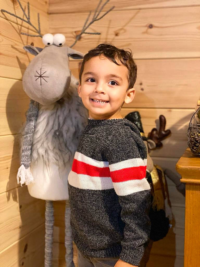 Omer a rejoint le concours — aidez-le/la à gagner de superbes lots ! baby_toddler_clothing, baby_toys, child, fawn, joy, person, plush, puppet, sleeve, stuffed_toy, sweater, toddler, toy, wool, woolen