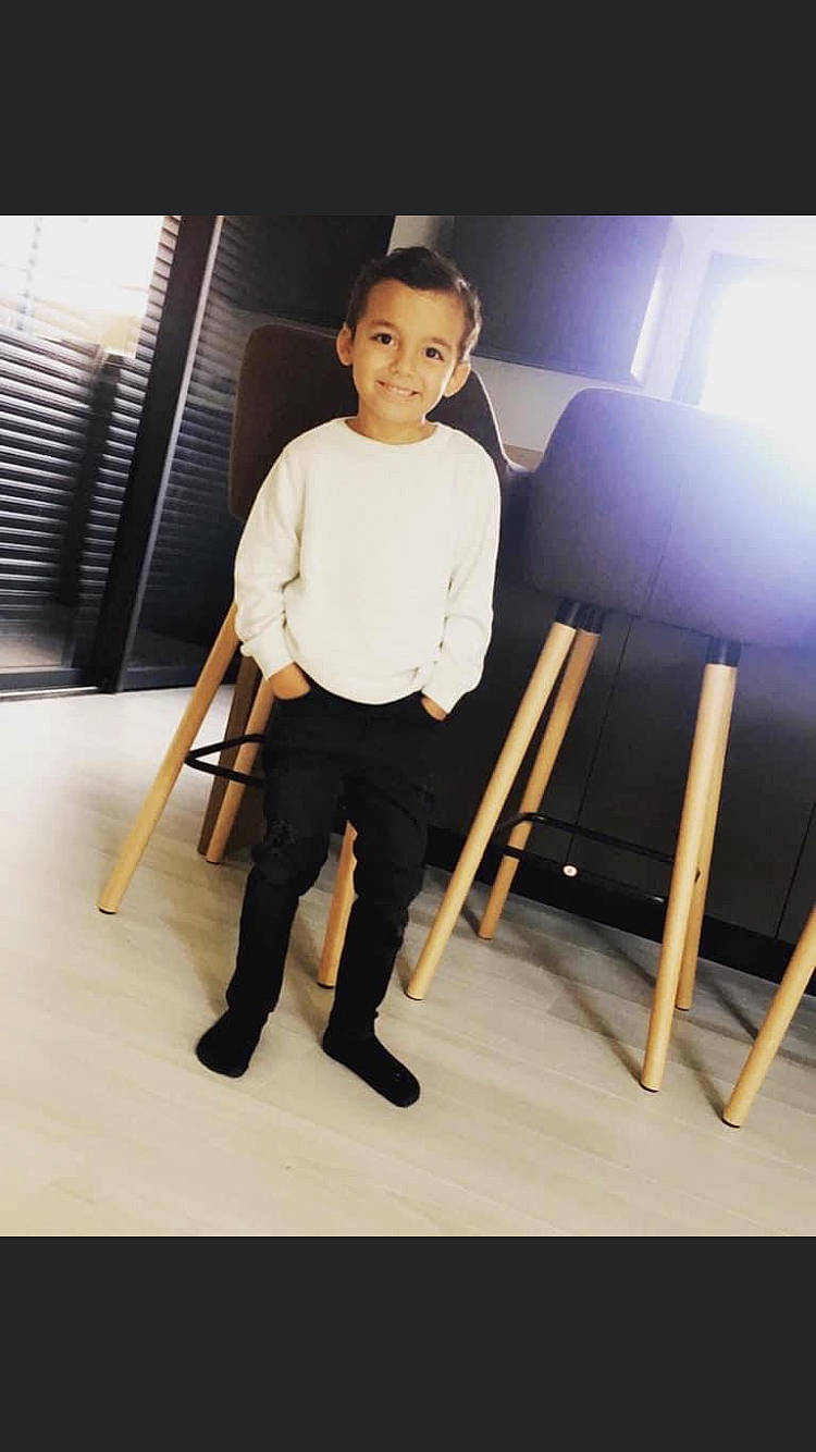 Omer a rejoint le concours — aidez-le/la à gagner de superbes lots ! child_model, flash_photography, joy, knee, person, photo_shoot, shoulder, snapshot