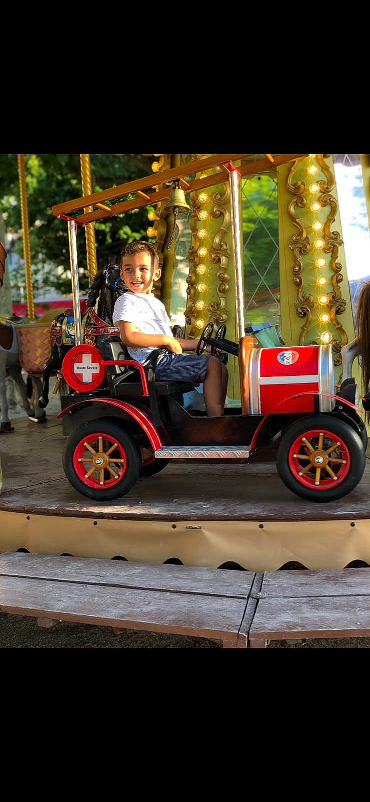 Omer a rejoint le concours — aidez-le/la à gagner de superbes lots ! amusement_park, amusement_ride, automotive_design, automotive_wheel_system, bumper, carousel, classic, collectable, driving, fair, fun, human, joy, locking_hubs, nonbuilding_structure, park, person, playground, riding_toy, steering_wheel