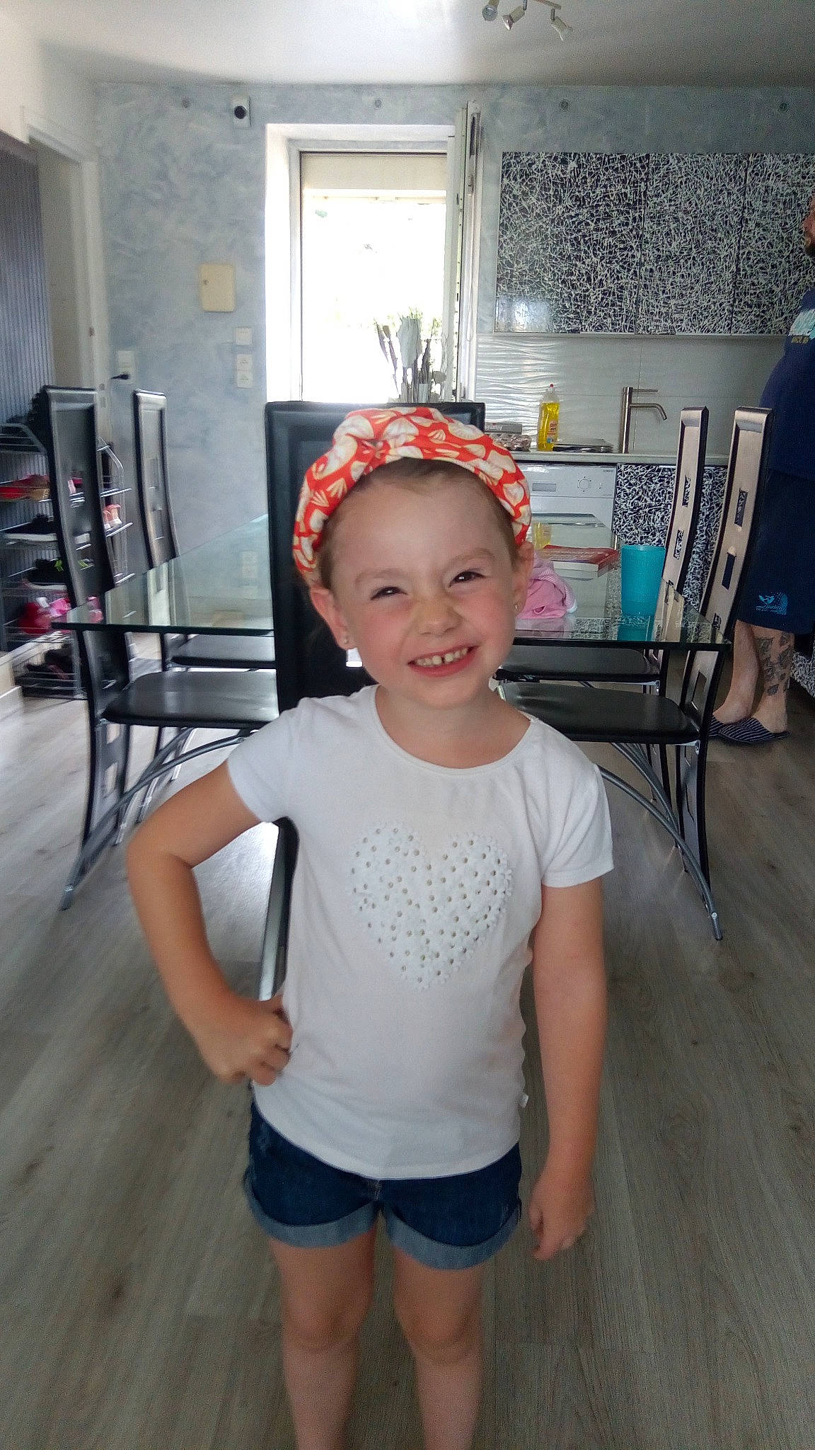Kenzie participe au concours pour gagner de l'argent avec cette photo : baby_toddler_clothing, chair, child, event, fashion_accessory, flooring, hair_accessory, happy, headband, headgear, headpiece, joy, person, sleeve, smile, sportswear, standing, t_shirt, thigh, toddler