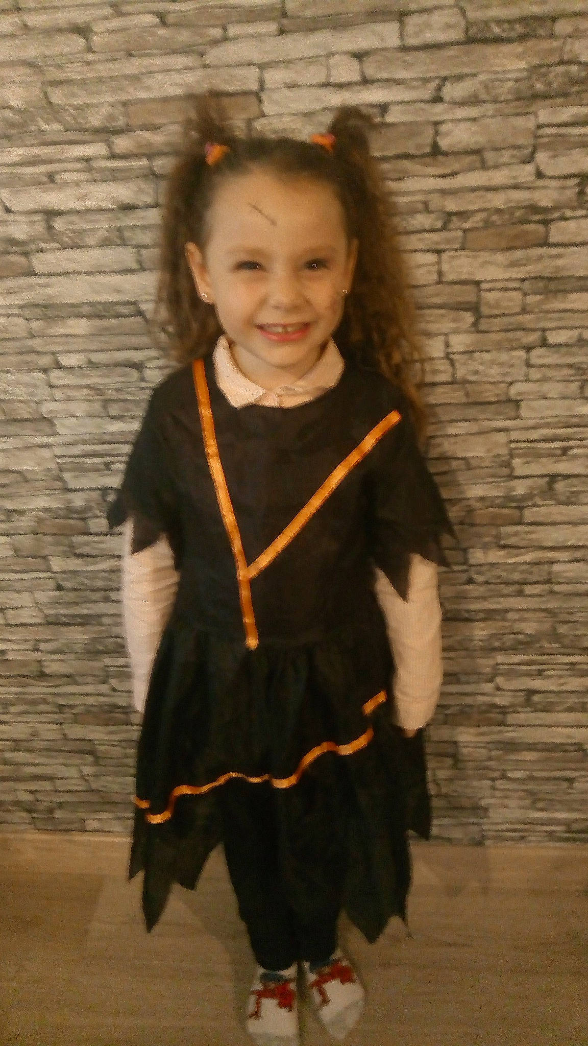 Kenzie a rejoint le concours — aidez-le/la à gagner de superbes lots ! arm, baby_toddler_clothing, brick, brickwork, eye, face, flash_photography, hair, happy, head, human_body, jewellery, joy, neck, pattern, person, sleeve, smile, standing, toddler