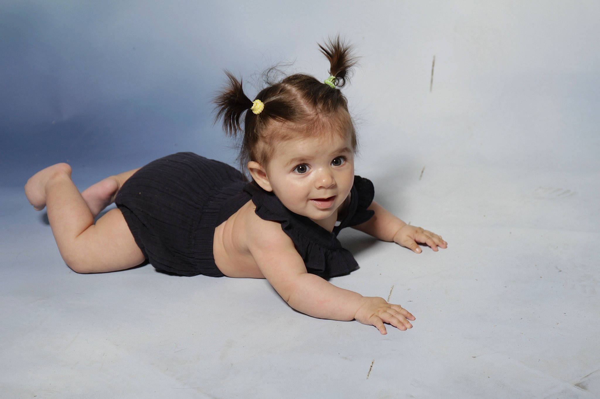 Tonoyan participe au concours pour gagner de l'argent avec cette photo : barefoot, comfort, elbow, eye, face, flash_photography, flooring, foot, fun, gesture, happy, human_leg, knee, leg, person, shoulder, sportswear, t_shirt, thigh, toddler