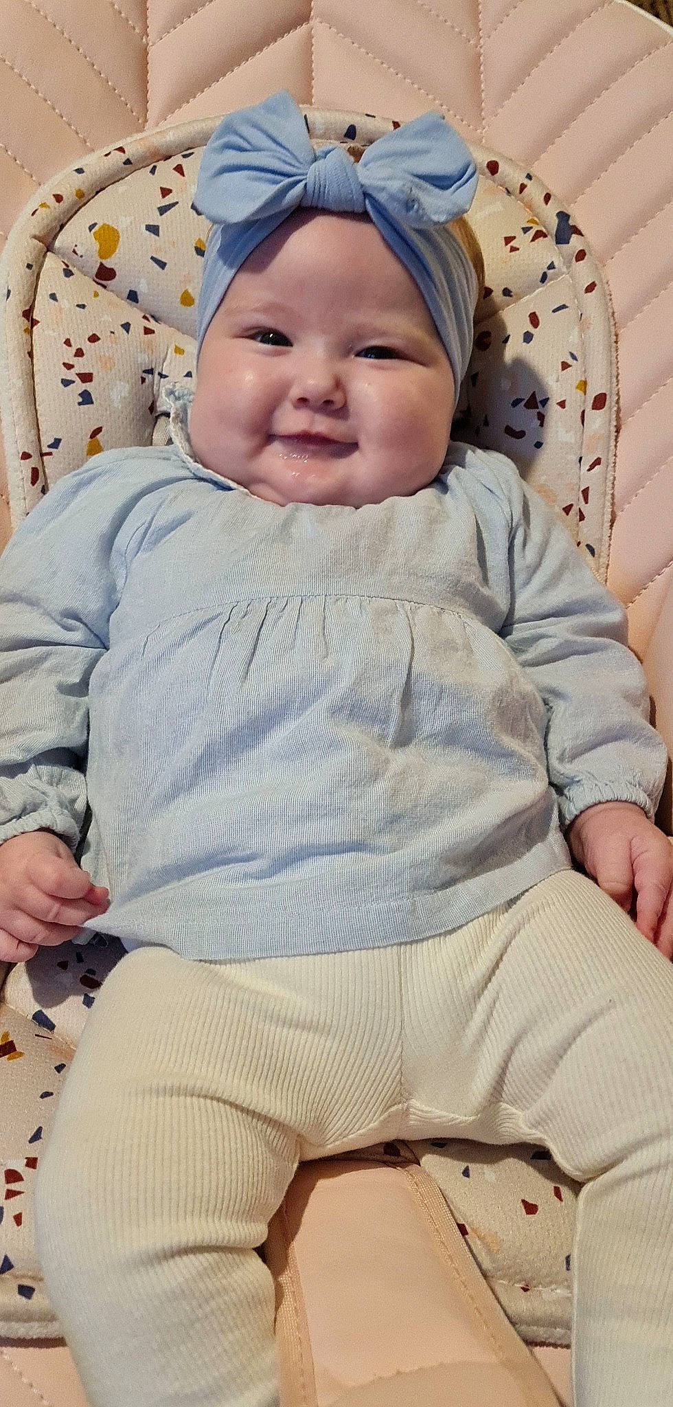 Lya a rejoint le concours — aidez-le/la à gagner de superbes lots ! baby, baby_toddler_clothing, blue, cap, cheek, child, comfort, cool, eye, face, happy, head, headwear, joy, knee, outerwear, person, pink, skin, sleeve