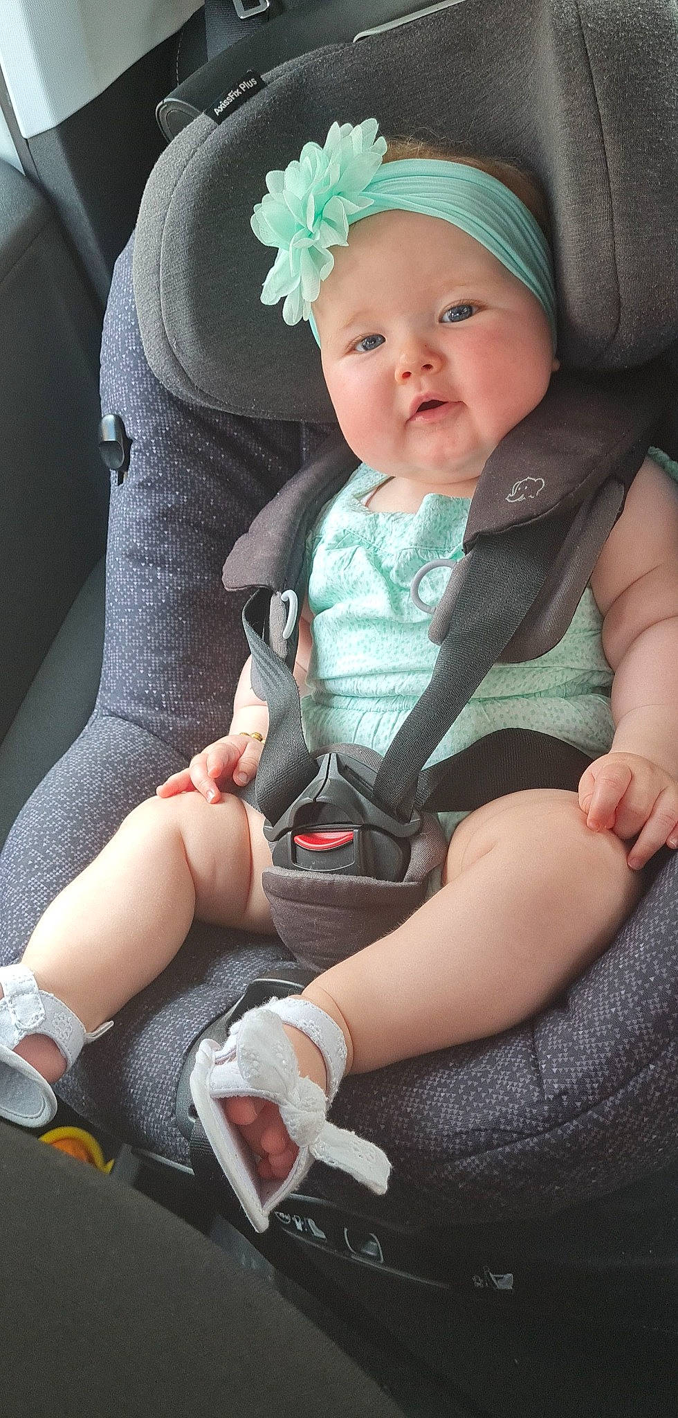 Lya a rejoint le concours — aidez-le/la à gagner de superbes lots ! arm, baby, baby_toddler_clothing, cap, cheek, comfort, cool, finger, hand, hat, head, headwear, human, human_body, leg, mammal, organ, person, photograph, product