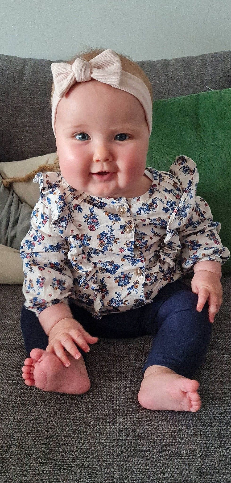 Lya a rejoint le concours — aidez-le/la à gagner de superbes lots ! baby, baby_toddler_clothing, cheek, chin, collar, dress, dress_shirt, eye, face, facial_expression, hairstyle, headwear, human_body, iris, neck, organ, person, photograph, skin, sleeve