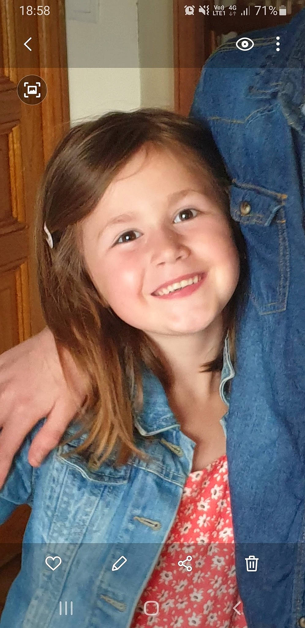 Émilie participe au concours pour gagner de l'argent avec cette photo : blue, cabinetry, cheek, denim, electric_blue, eyebrow, eyelash, fun, gesture, hair, happy, head, iris, joy, lip, long_hair, nose, person, skin, sleeve