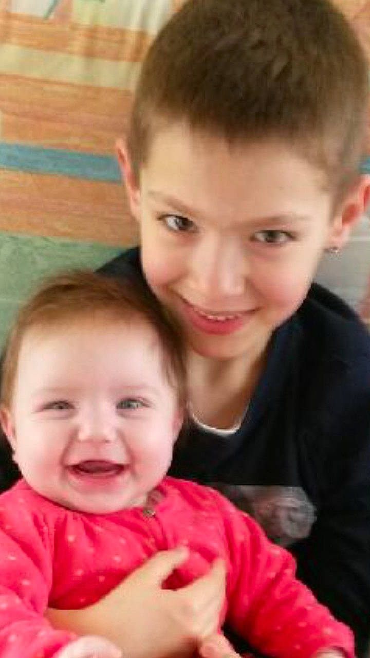 Camille participe au concours pour gagner de l'argent avec cette photo : boy, cheek, child, daughter, day, father, fun, girl, infant, joy, mother, person, play, product, sibling, skin, smile, toddler