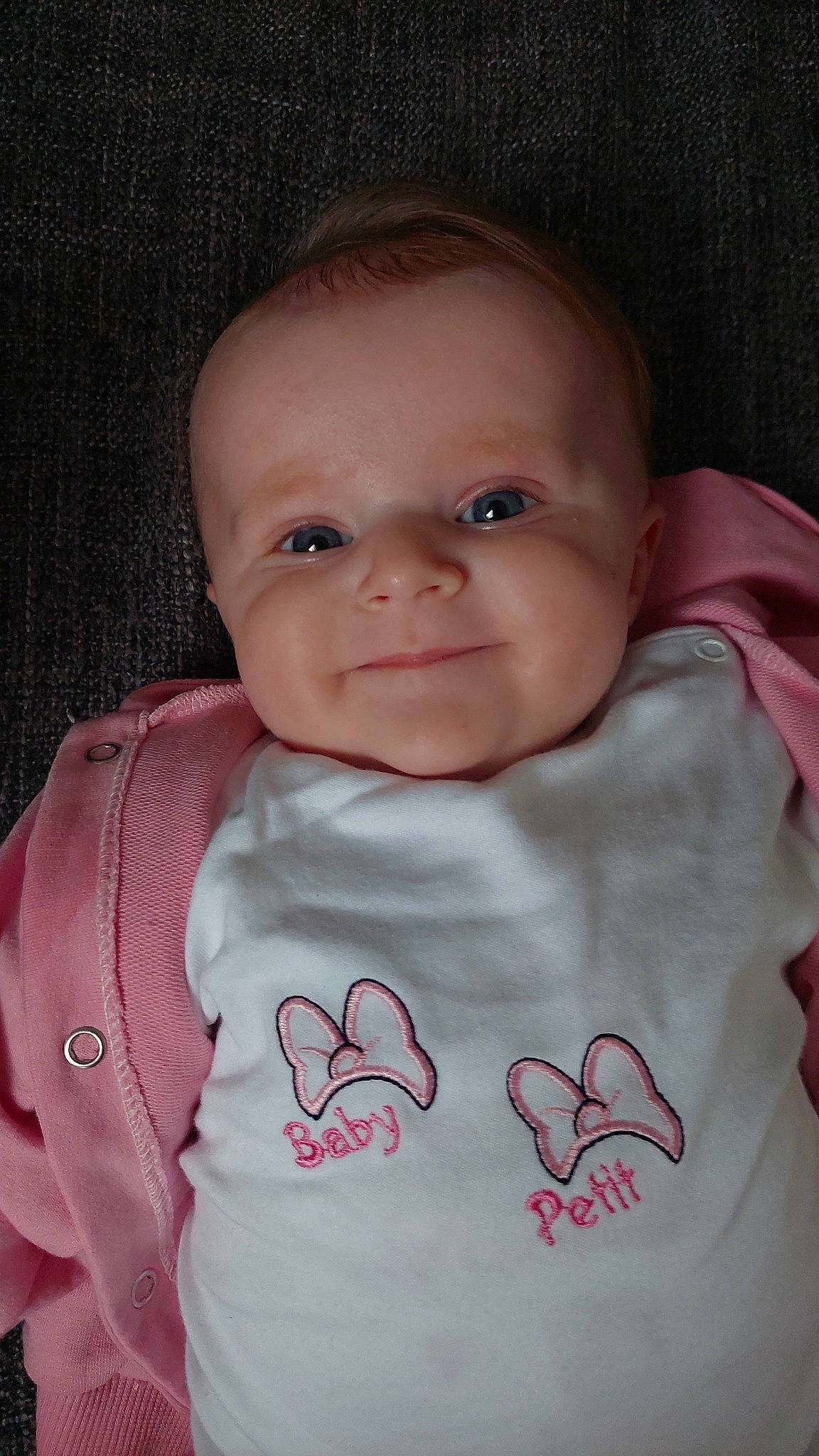 Paola participe au concours pour gagner de l'argent avec cette photo : baby, baby_products, baby_toddler_clothing, bib, cheek, child, chin, collar, eyelash, happy, linens, lip, nose, pattern, person, pink, skin, sleeve, smile, t_shirt