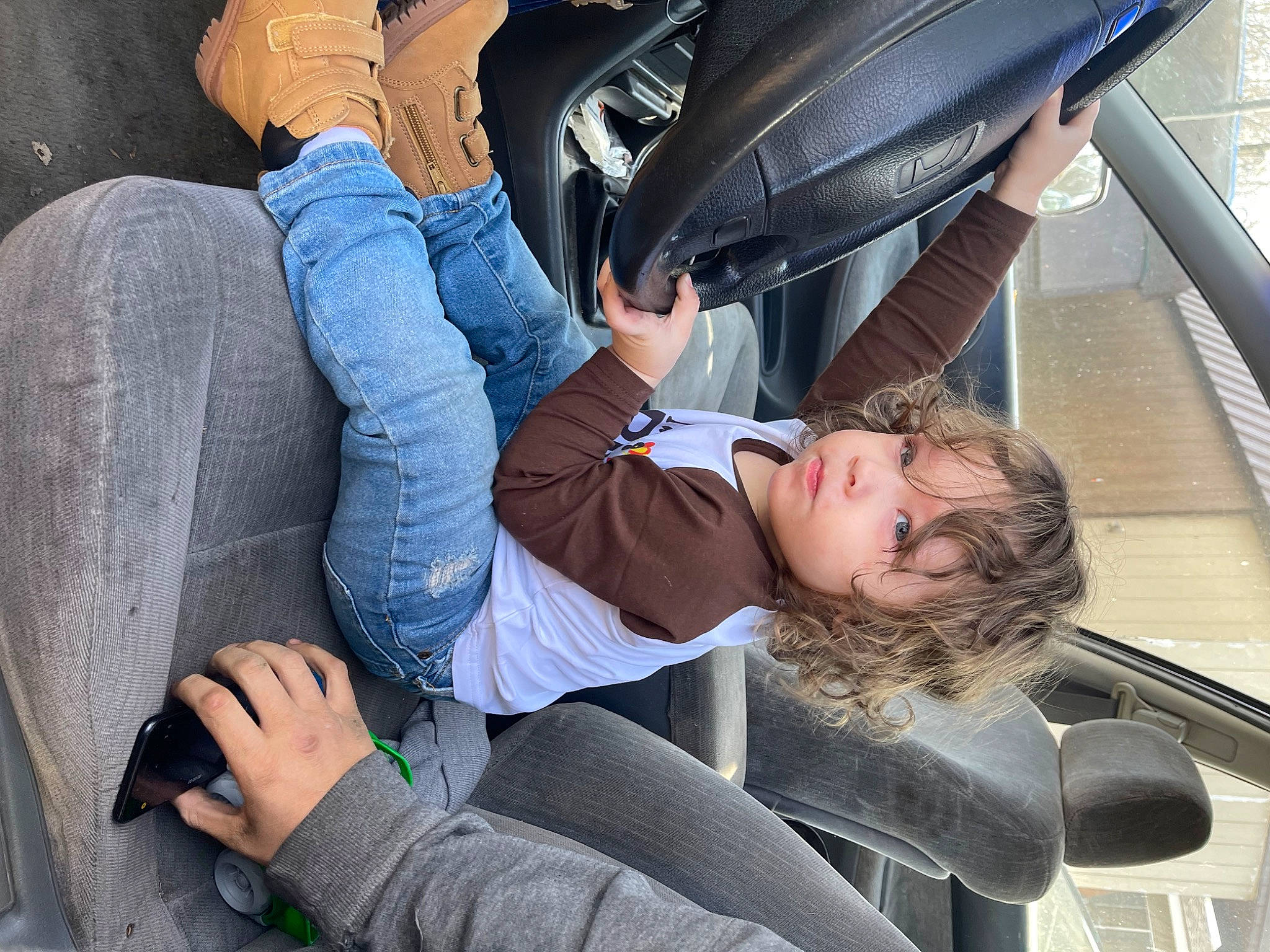 Kaev is registered to the contest to win money with this photo: auto_part, automotive_design, automotive_exterior, car_seat, comfort, denim, electric_blue, family_car, fun, gesture, human_leg, jeans, knee, leg, motor_vehicle, person, shoe, sneakers, thigh, toddler