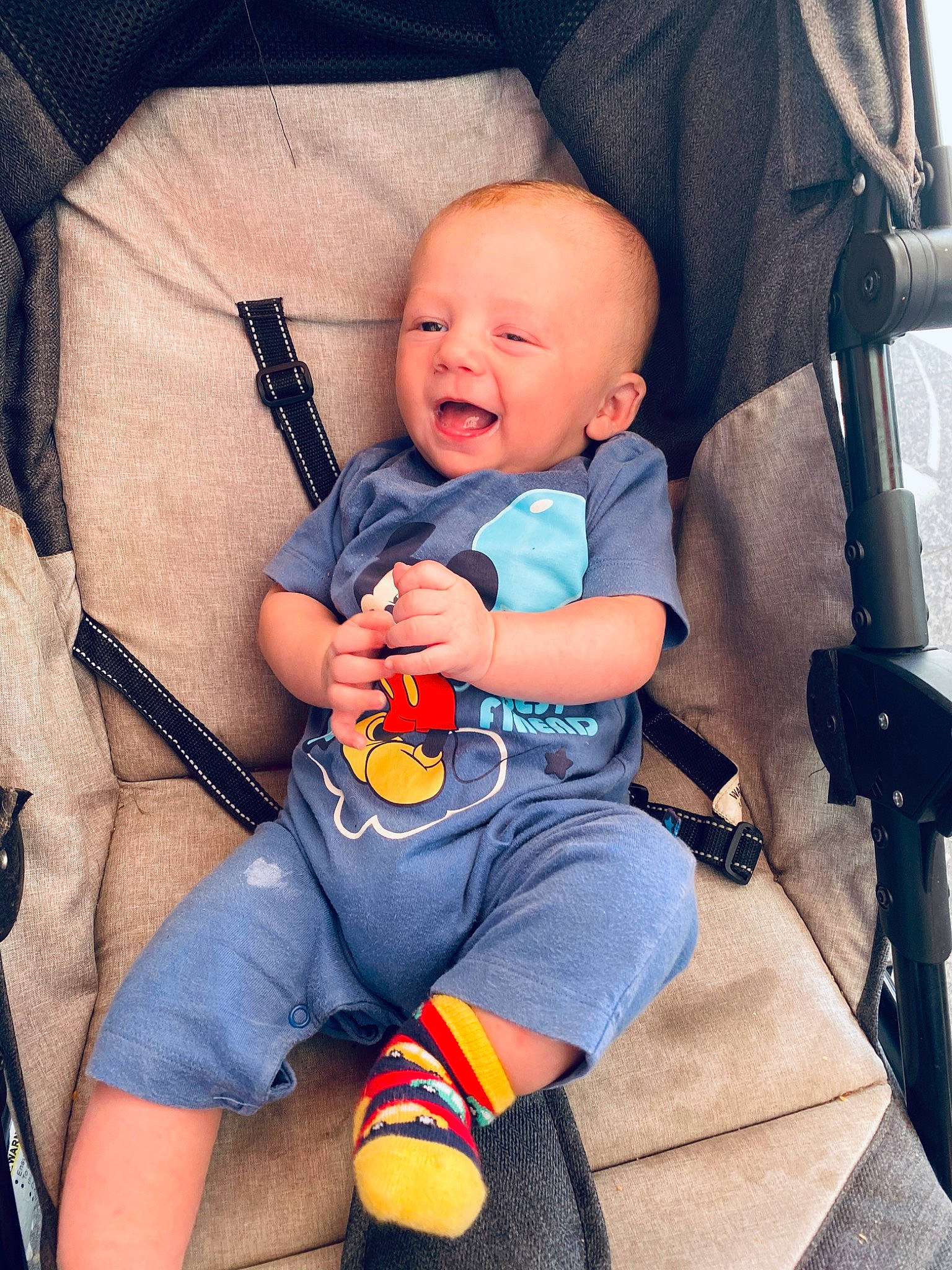 Enzo participe au concours pour gagner de l'argent avec cette photo : baby, baby_carriage, baby_in_car_seat, baby_products, car_seat, cheek, child, eye, fun, jeans, people, person, product, sitting, skin, sleep, toddler, vacation