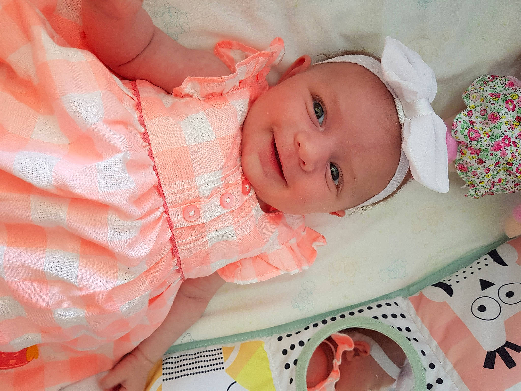 Alix participe au concours pour gagner de l'argent avec cette photo : baby, baby_products, baby_toddler_clothing, cheek, child, eye, eyelash, finger, hand, happy, head, headwear, joy, lip, pattern, person, pink, skin, sleeve, smile