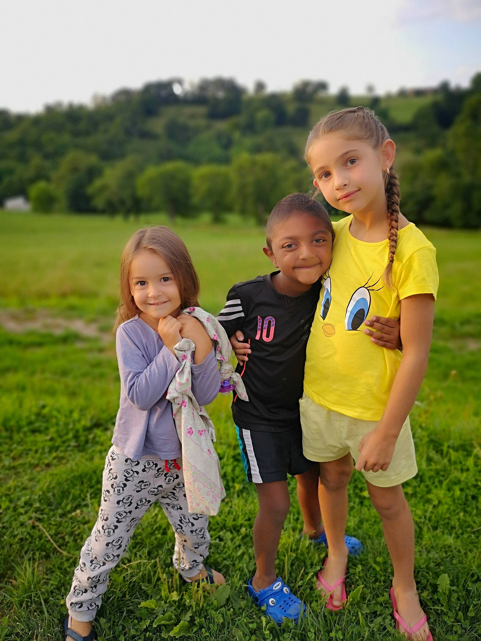 Kenza a rejoint le concours — aidez-le/la à gagner de superbes lots ! child, family, fun, grass, grassland, happy, joy, leisure, meadow, people, people_in_nature, person, photography, plant, play, recreation, sibling, smile, summer, toddler