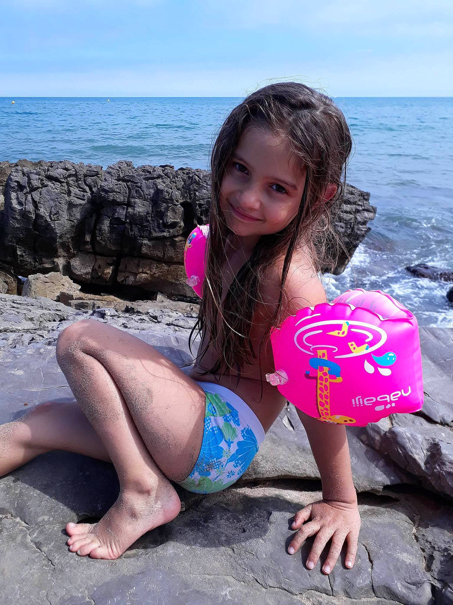 Kenza participe au concours pour gagner de l'argent avec cette photo : beach, beauty, bikini, coast, foot, fun, human_leg, joy, leg, long_hair, ocean, person, pink, sand, sea, shorts, smile, summer, swimwear, thigh