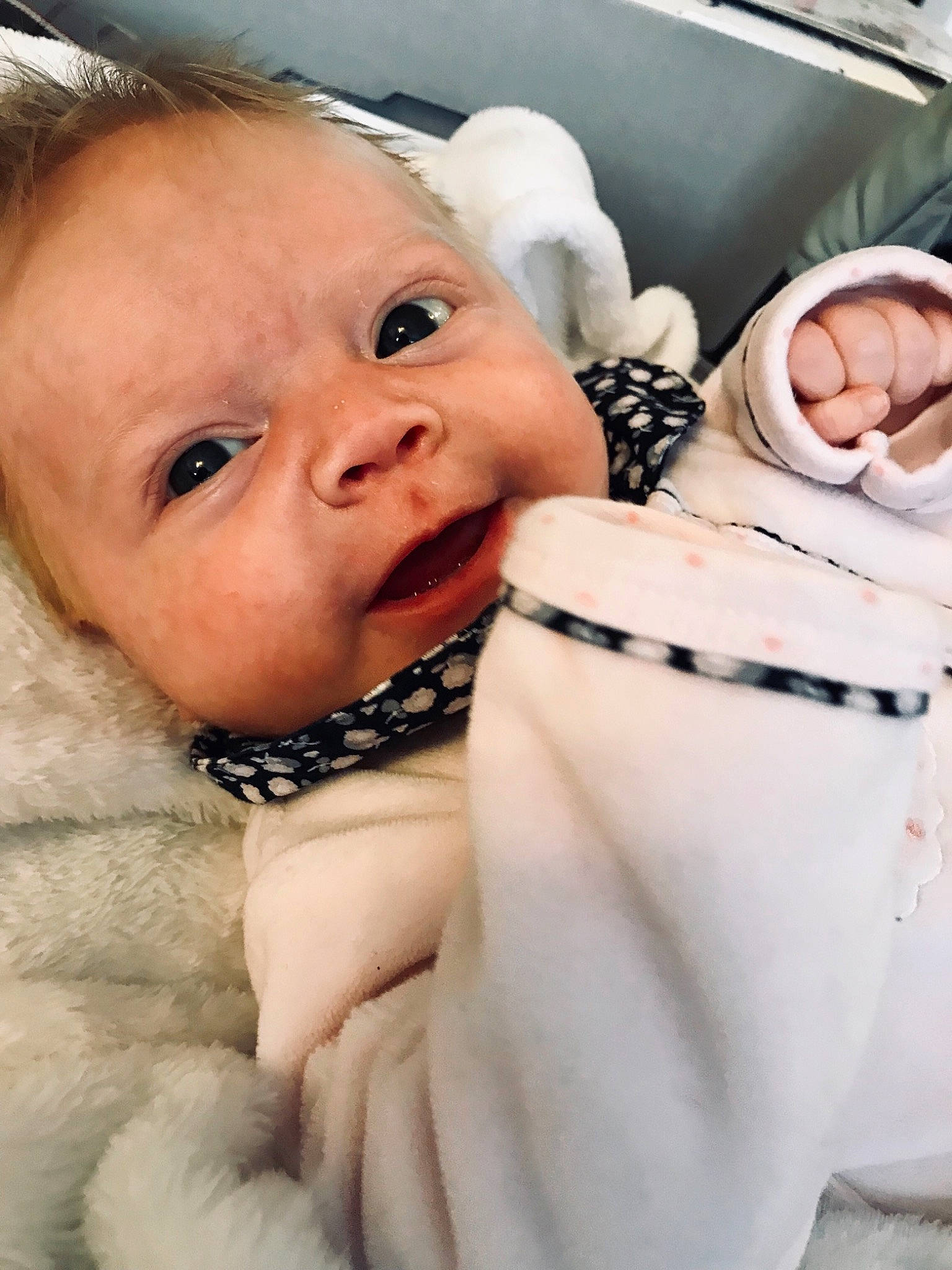 Mia a rejoint le concours — aidez-le/la à gagner de superbes lots ! cheek, child, ear, eye, finger, girl, hand, infant, nose, person, product, skin, smile, textile, toddler