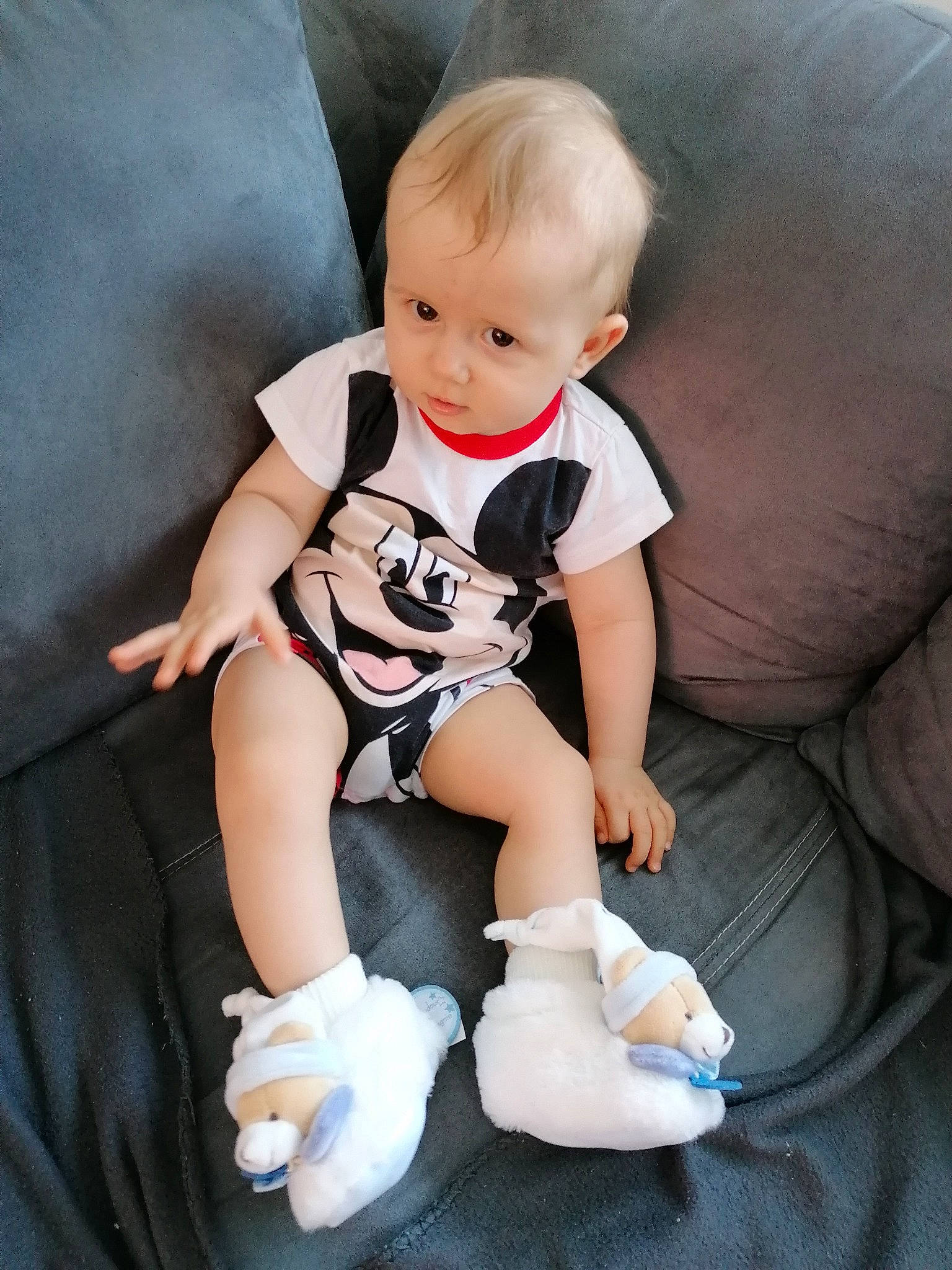 Logan participe au concours pour gagner de l'argent avec cette photo : baby, baby_products, baby_toddler_clothing, child, footwear, hand, leg, person, product, shoe, sitting, skin, toddler