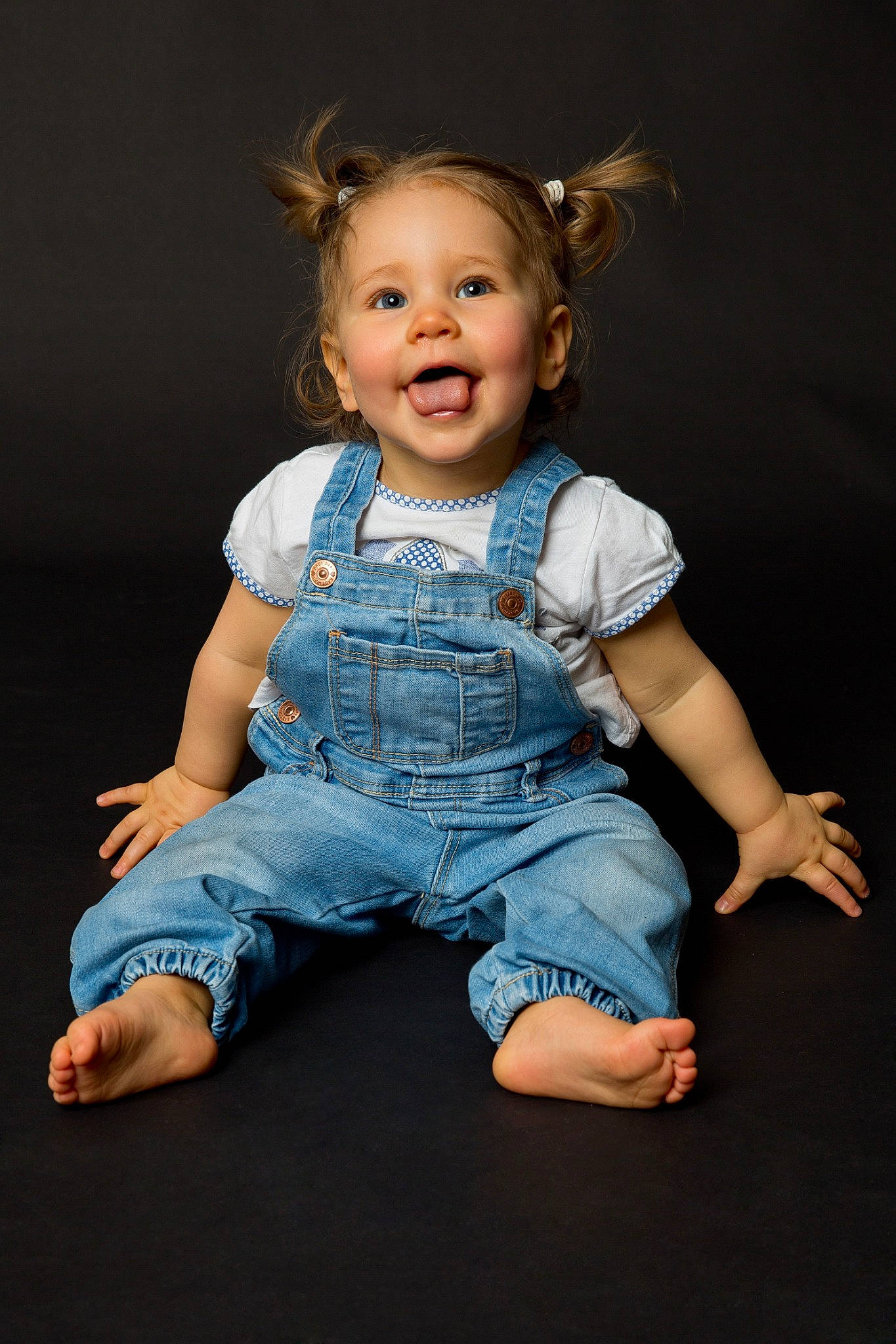 Elisa a rejoint le concours — aidez-le/la à gagner de superbes lots ! baby, baby_toddler_clothing, barefoot, brown_hair, cheek, child, denim, dress, electric_blue, flash_photography, happy, head, human_leg, iris, jeans, person, sitting, skin, sleeve, smile