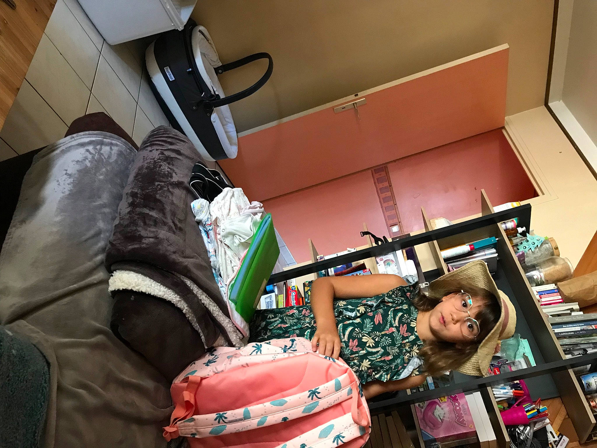 Jeanne participe au concours pour gagner de l'argent avec cette photo : audio_equipment, automotive_design, backpack, bag, baggage, bookcase, box, child, comfort, eyewear, fashion_accessory, hat, luggage_and_bags, machine, office_equipment, person, personal_protective_equipment, room, service, sitting