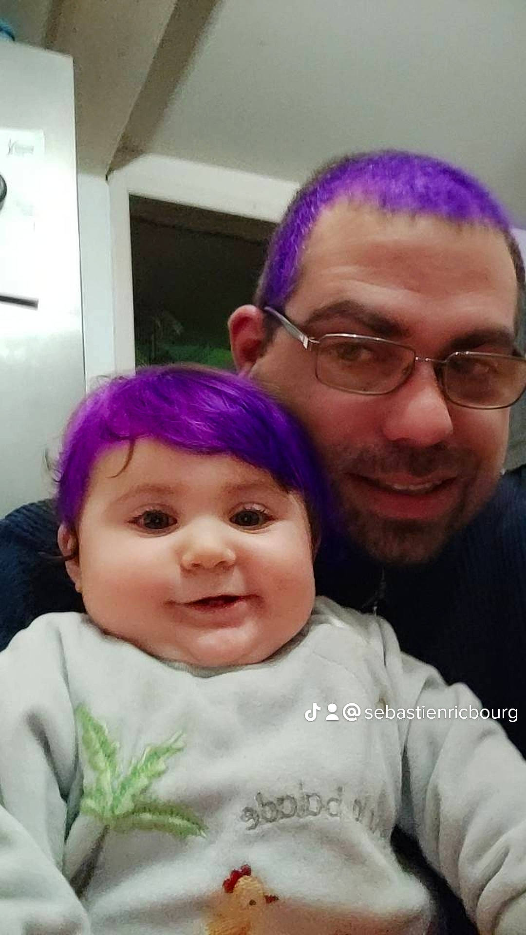 Shayna a rejoint le concours — aidez-le/la à gagner de superbes lots ! baby, cheek, chin, cool, eye, eyebrow, facial_expression, forehead, glasses, happy, iris, joy, lip, mouth, nose, person, photograph, purple, skin, smile