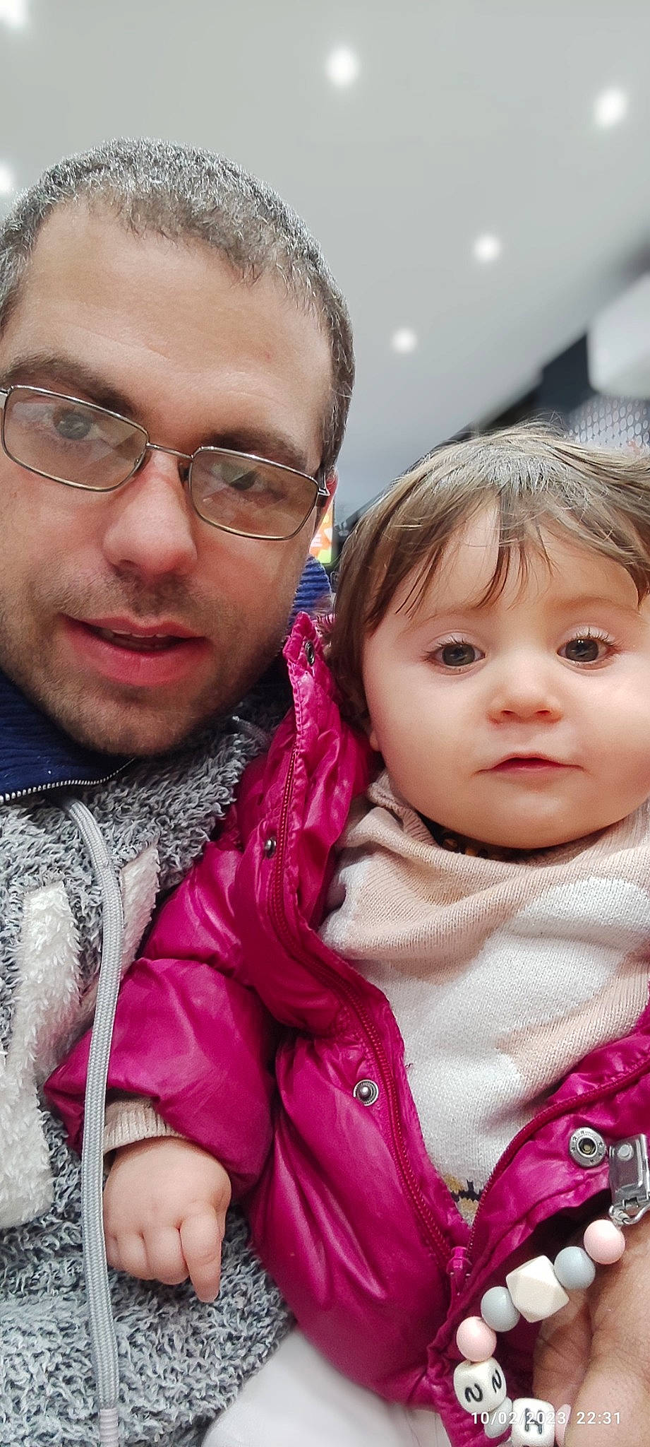 Shayna a rejoint le concours — aidez-le/la à gagner de superbes lots ! beard, cheek, chin, close_up, cool, event, eyewear, facial_expression, fun, gesture, glasses, hair, happy, iris, lip, nose, organ, person, skin, toddler