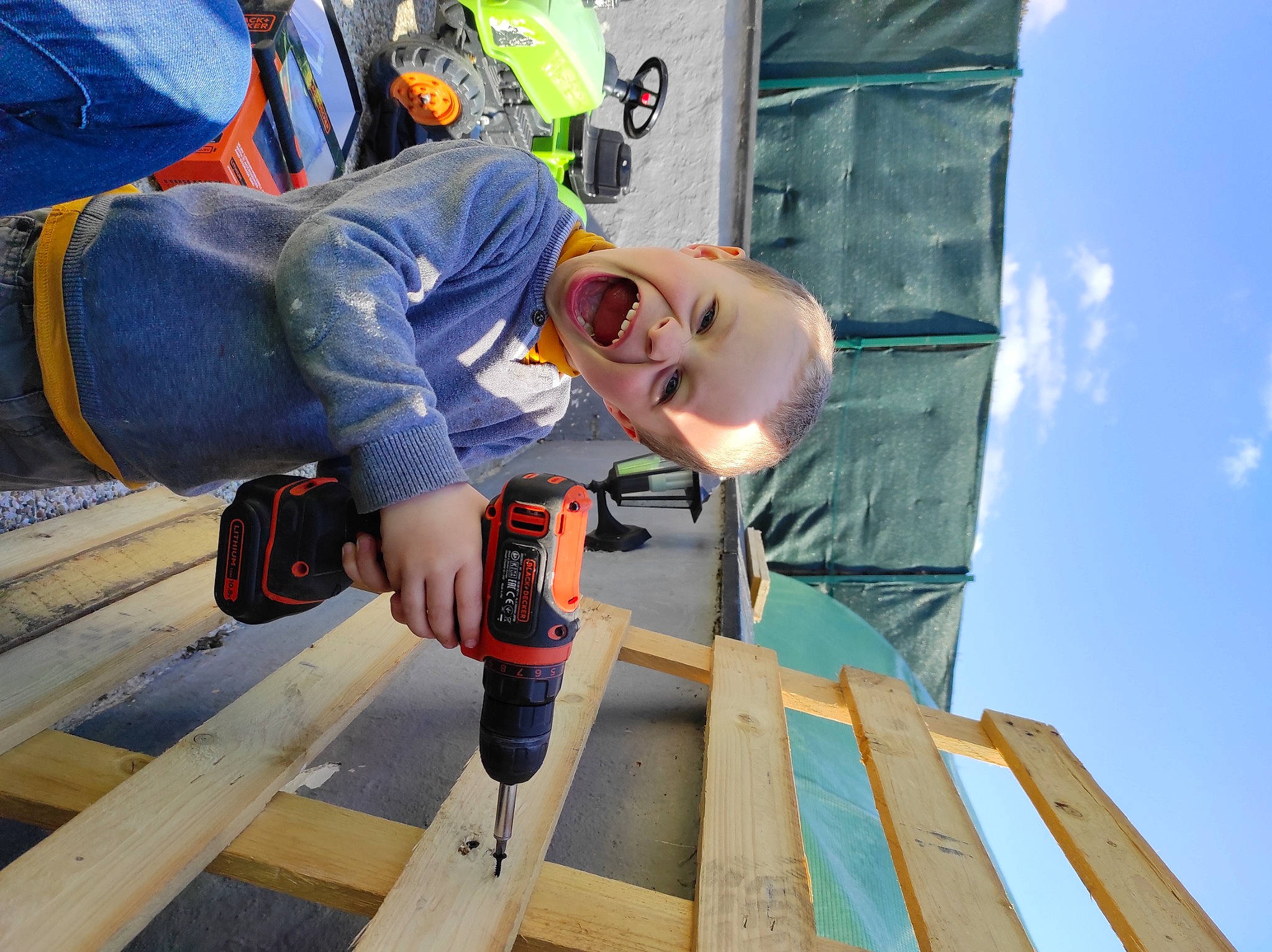 Timmy a rejoint le concours — aidez-le/la à gagner de superbes lots ! blue_collar_worker, carpenter, cloud, construction_worker, fun, glove, hardwood, helmet, ironworker, leisure, lumber, person, personal_protective_equipment, plank, recreation, sky, smile, tradesman, wood, wood_stain