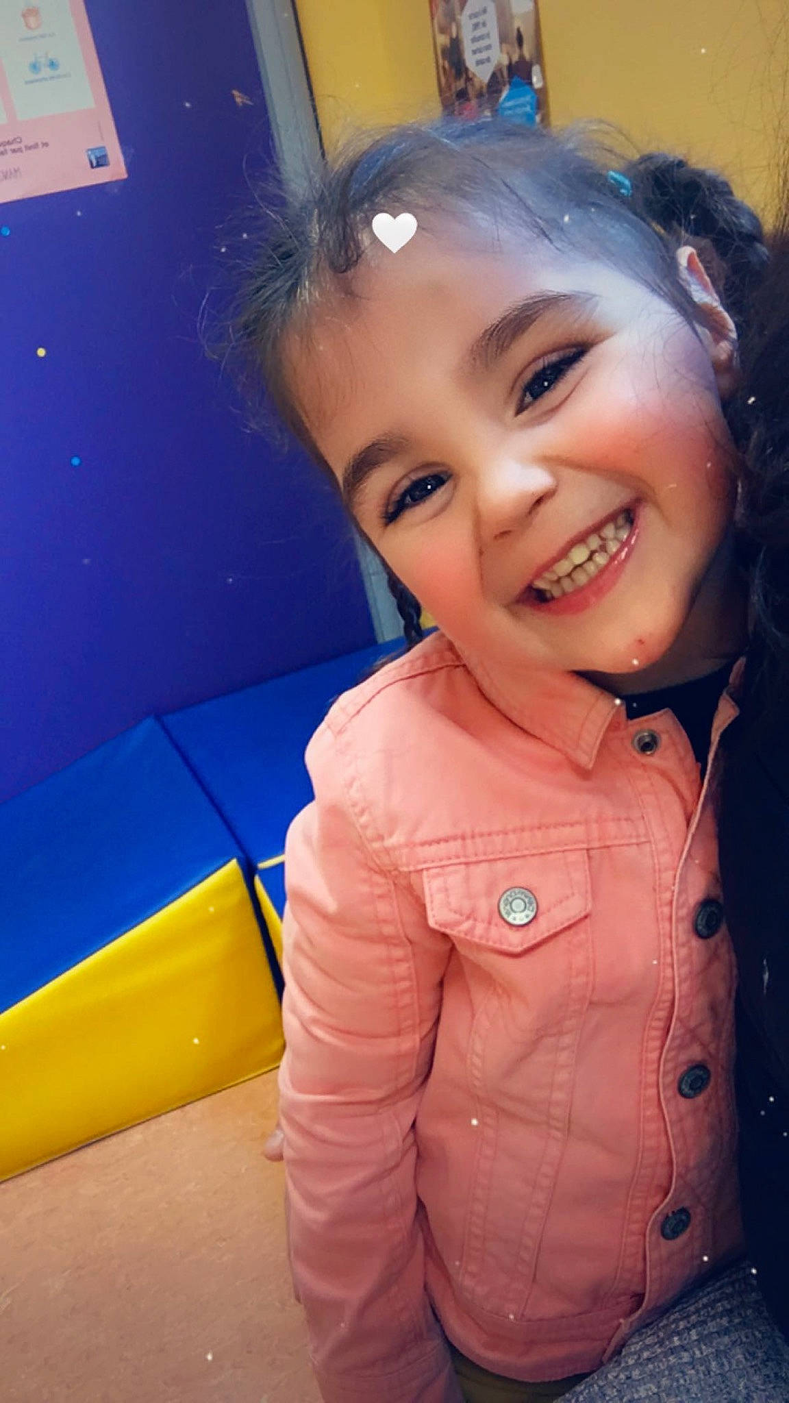 Sarah participe au concours pour gagner de l'argent avec cette photo : child, cool, electric_blue, facial_expression, forehead, fun, happy, human_body, joy, leisure, lip, mouth, nose, person, personal_protective_equipment, selfie, skin, sleeve, smile, snapshot