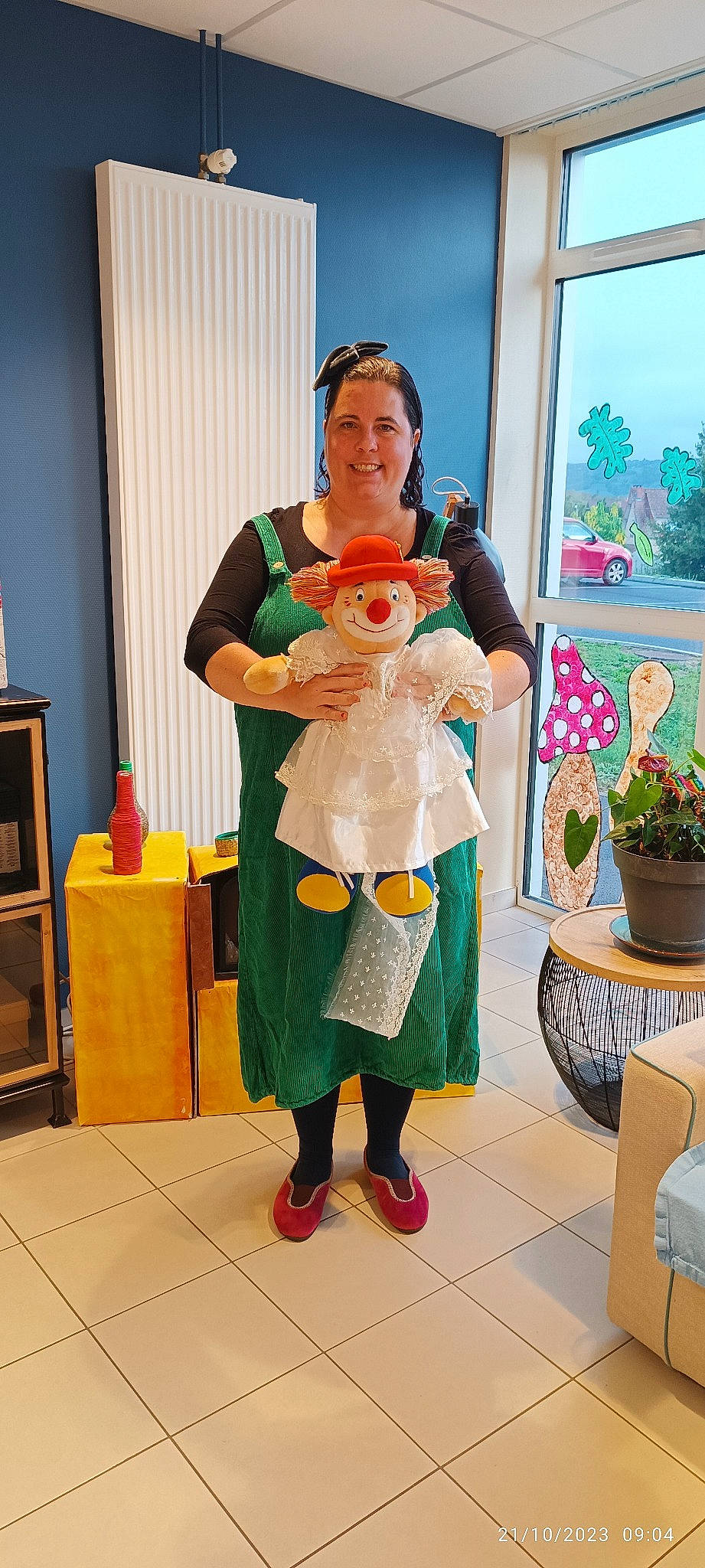 Juliette participe au concours pour gagner de l'argent avec cette photo : animation, chair, child, costume, curtain, event, flooring, flowerpot, fun, happy, houseplant, joy, party, peach, person, plant, room, sandal, smile, sunglasses