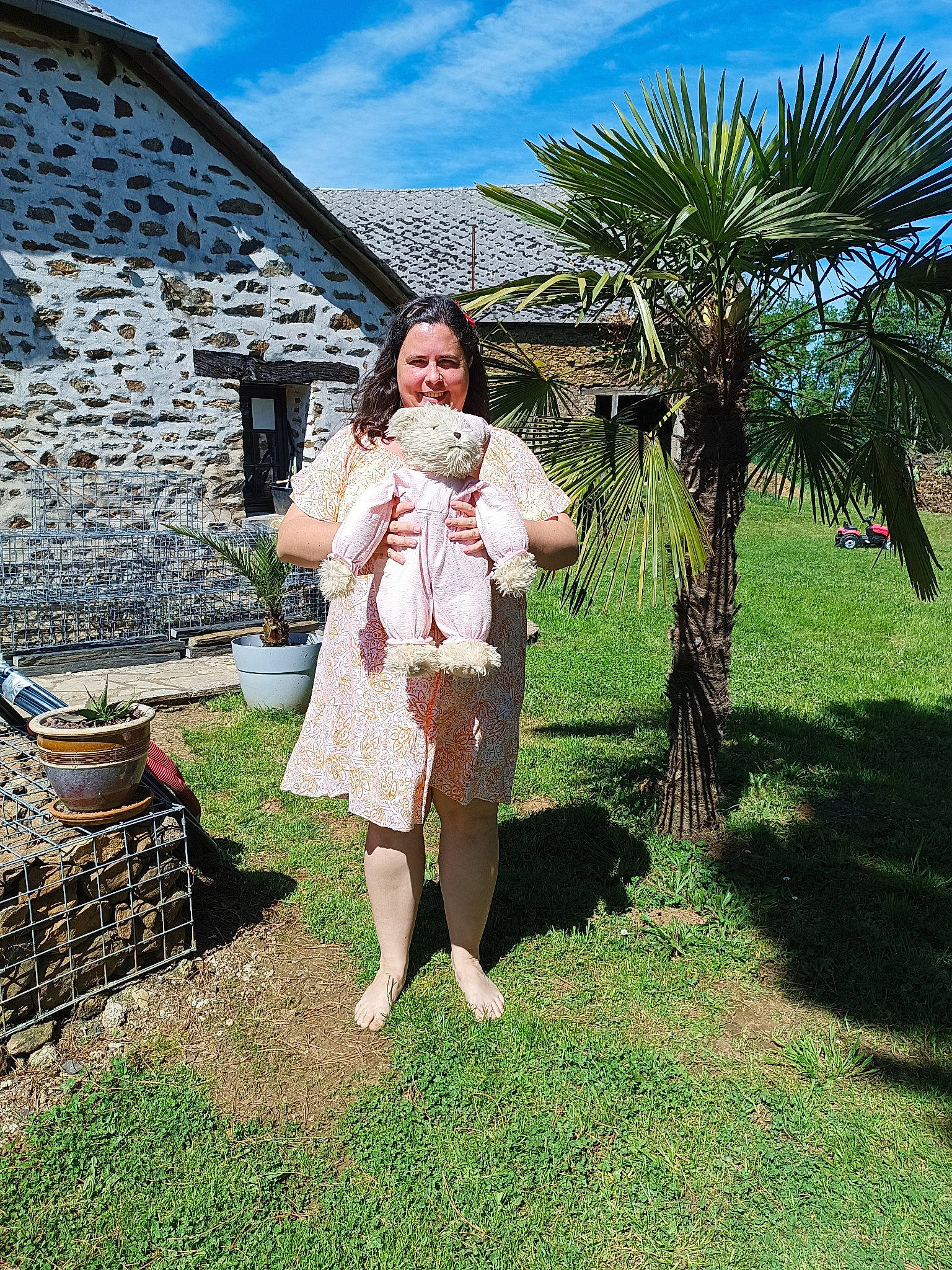 Juliette participe au concours pour gagner de l'argent avec cette photo : arecales, backyard, botany, cloud, event, fun, garden, grass, grass_family, house, joy, landscape, lawn, leisure, people_in_nature, person, plant, sky, spring, terrestrial_plant