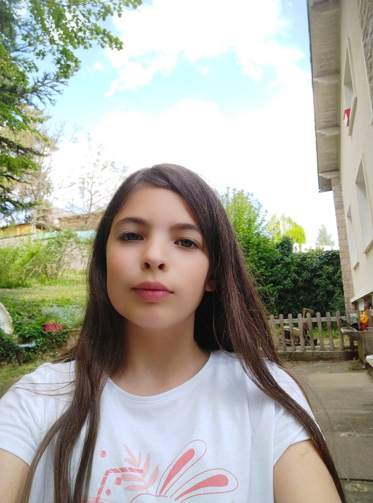 Jeanne participe au concours pour gagner de l'argent avec cette photo : chin, cloud, cool, daytime, eye, eyebrow, face, facial_expression, flash_photography, forehead, hairstyle, happy, leisure, lip, person, plant, skin, sky, temple, tree