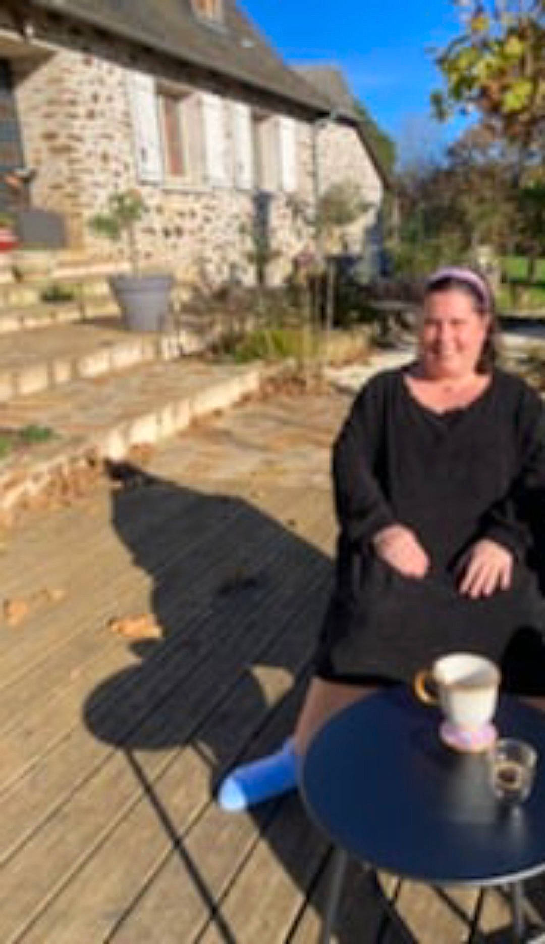 Juliette participe au concours pour gagner de l'argent avec cette photo : chair, cooking, cookware_and_bakeware, flooring, fun, grass, landscape, leisure, person, plant, recreation, roof, shadow, sitting, soil, table, travel, tree, vacation, wood