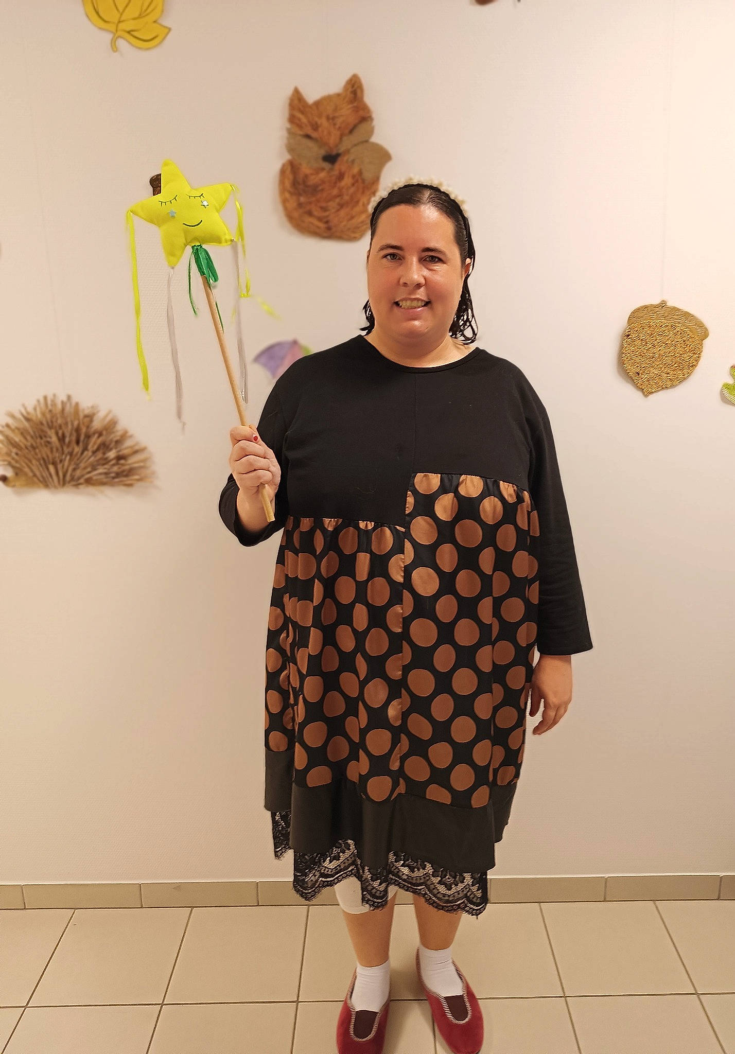 Juliette a rejoint le concours — aidez-le/la à gagner de superbes lots ! art, costume, event, fashion_design, flooring, fun, fur, happy, joy, organ, pattern, person, picture_frame, plant, product, room, sleeve, smile, sock, t_shirt