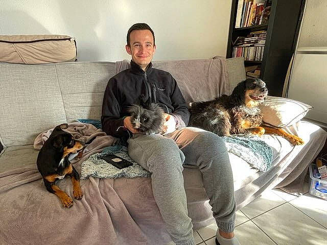 Voyou a rejoint le concours — aidez-le/la à gagner de superbes lots ! bookcase, canidae, carnivore, comfort, companion_dog, couch, dog, dog_breed, ear, felidae, flooring, fur, lap, living_room, picture_frame, room, shelf, sitting, smile, sporting_group