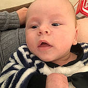 Andrews Dujardin a rejoint le concours — aidez-le/la à gagner de superbes lots ! baby, infant, face, close_up, person, clothing, striped, black_bow, hand, lap, indoor, floor, tile, background, red_box, expression, young_child, cute, soft, warm