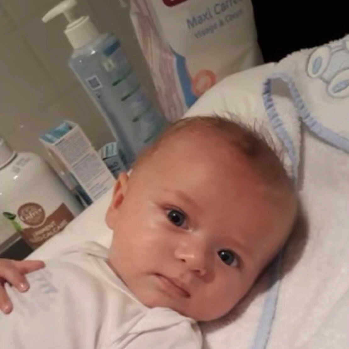 Andrews Dujardin participe au concours pour gagner de l'argent avec cette photo : baby, baby_care_products, background, bottle, child, closeup, cute, eyes, face, hand, indoor, infant, laying, portrait, pump, skin, soft, towel, white_clothing, young