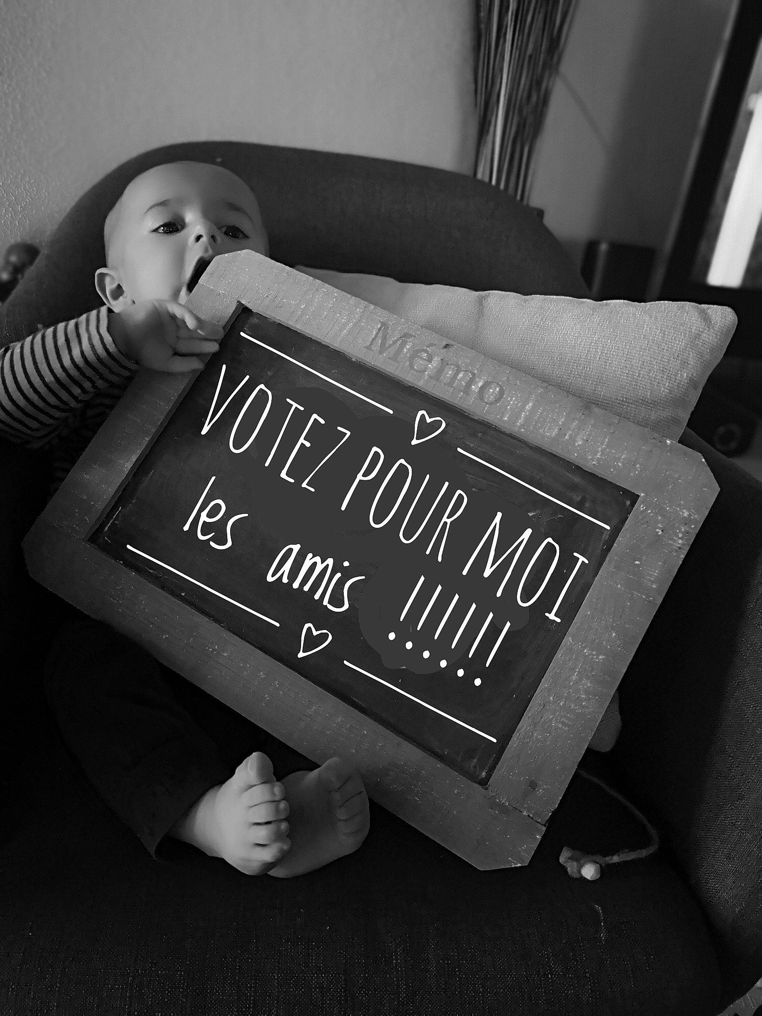Solan a rejoint le concours — aidez-le/la à gagner de superbes lots ! black, black_and_white, book, comfort, cool, facial_expression, finger, flash_photography, font, hand, handwriting, happy, monochrome, monochrome_photography, person, picture_frame, publication, rectangle, sitting, style