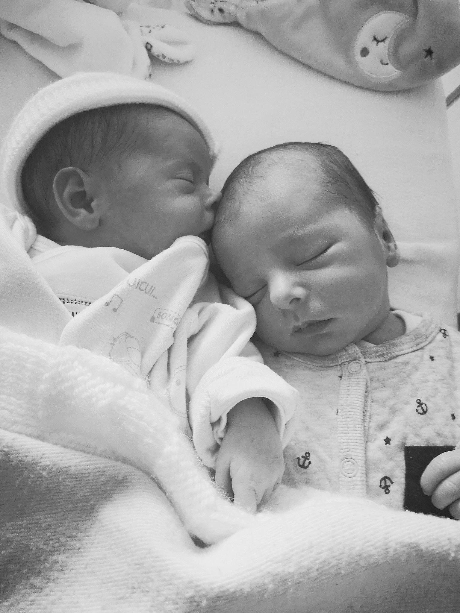 Solan participe au concours pour gagner de l'argent avec cette photo : black, cheek, chin, comfort, eye, eyebrow, face, gesture, hand, happy, head, human_body, interaction, iris, lip, mouth, nose, person, photograph, skin