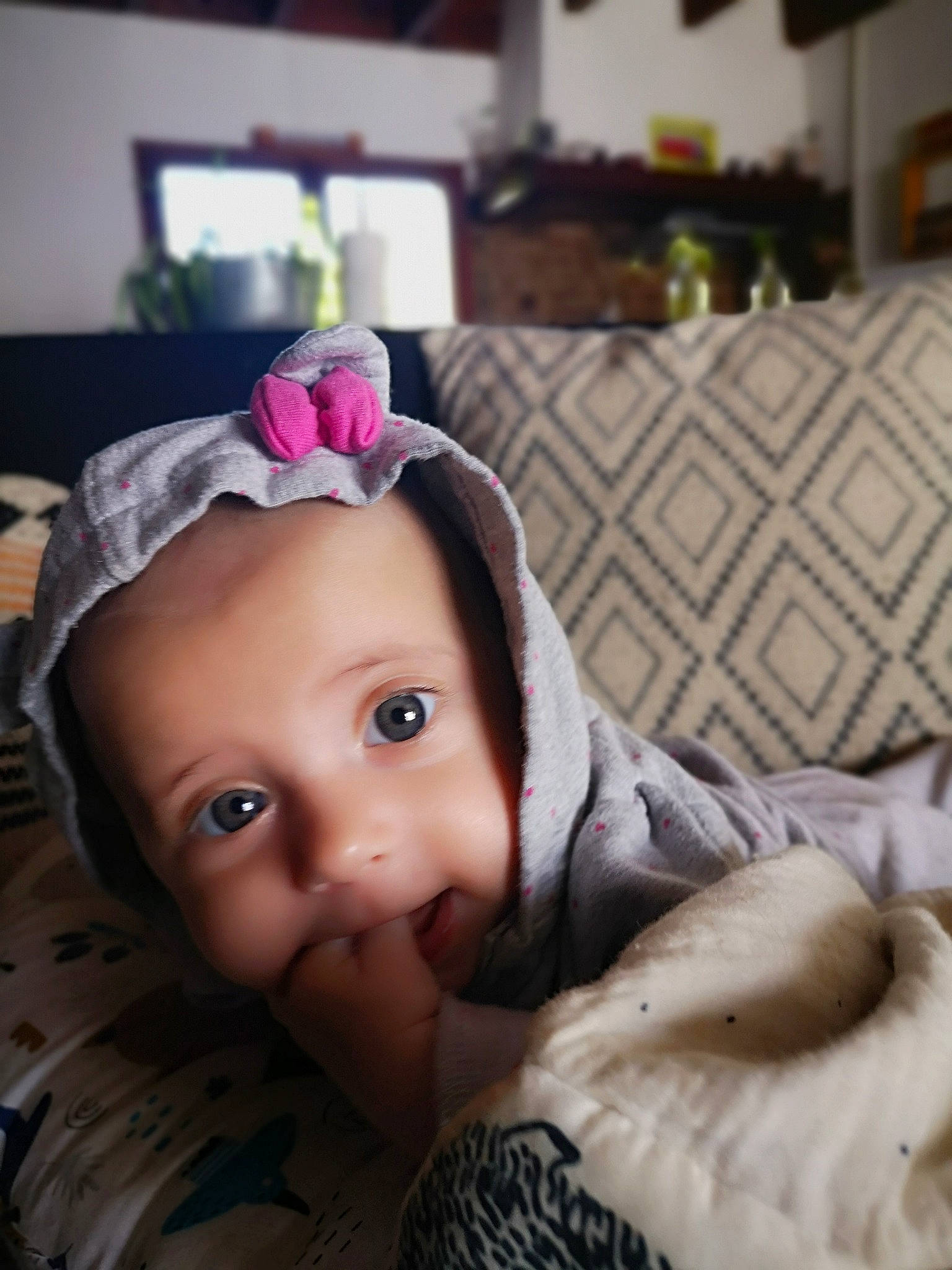 Kéra a rejoint le concours — aidez-le/la à gagner de superbes lots ! baby, baby_toddler_clothing, cap, cheek, child, comfort, eye, eyebrow, eyelash, fashion_accessory, flash_photography, flooring, happy, houseplant, knit_cap, linens, lip, person, plant, skin