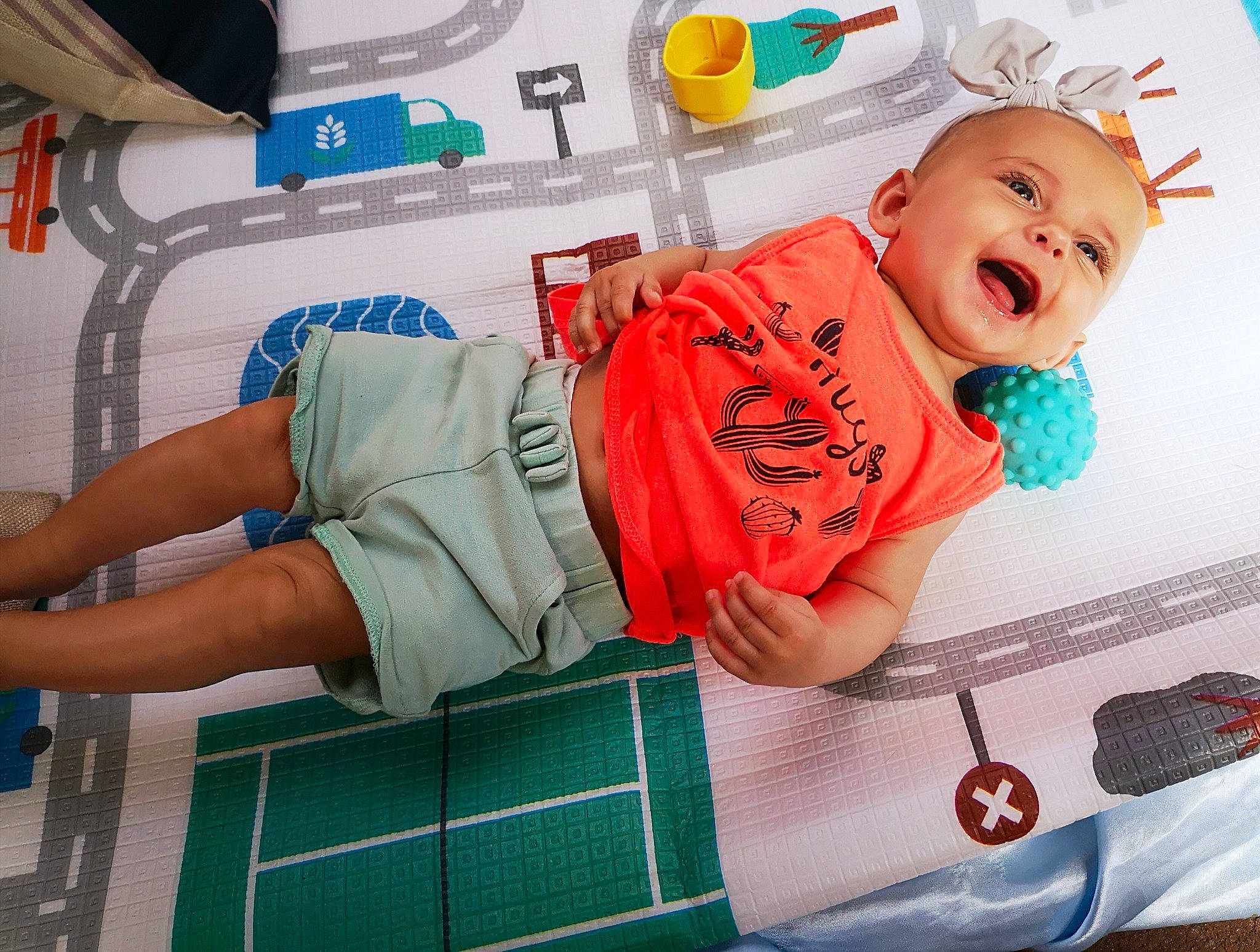 Kéra a rejoint le concours — aidez-le/la à gagner de superbes lots ! baby, baby_products, baby_safety, baby_toddler_clothing, child, comfort, elbow, happy, human_leg, knee, leisure, linens, pattern, person, product, room, service, smile, t_shirt, thigh