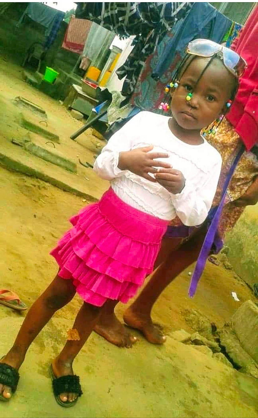 Shekinah participe au concours pour gagner de l'argent avec cette photo : barefoot, blurred, child, costume, flip_flops, foot, fun, happy, human_leg, leisure, magenta, person, pink, play, sand, sandal, sitting, slipper, soil, toddler