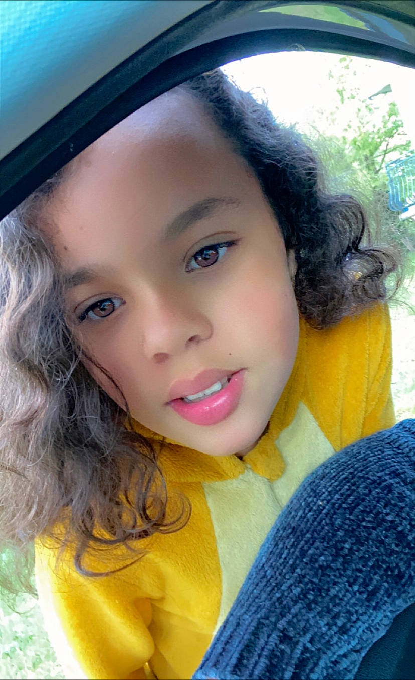 Sandrélina participe au concours pour gagner de l'argent avec cette photo : black_hair, chin, cool, eye, eyebrow, eyelash, flash_photography, fun, grass, hair, hairstyle, happy, hat, iris, lip, nose, organ, person, skin, smile