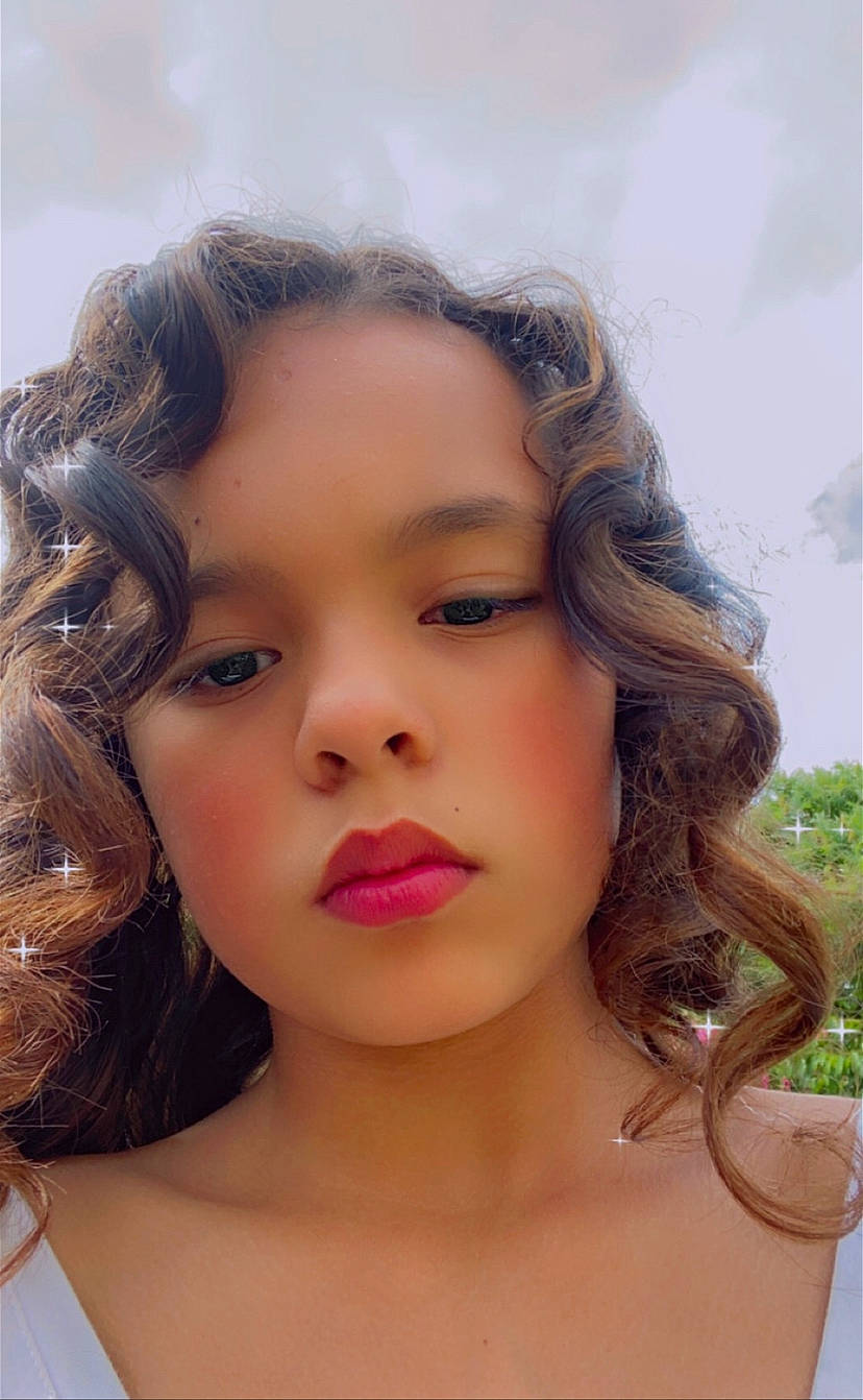 Sandrélina a rejoint le concours — aidez-le/la à gagner de superbes lots ! black_hair, chin, eyebrow, eyelash, face, flash_photography, forehead, happy, iris, jaw, layered_hair, lip, long_hair, neck, nose, person, plant, shoulder, skin, sky