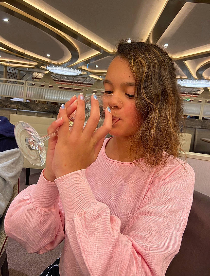 Sandrélina a rejoint le concours — aidez-le/la à gagner de superbes lots ! air_travel, airline, audio_equipment, automotive_design, clothing, comfort, event, eyelash, eyewear, fun, gesture, happy, jewellery, luxury_vehicle, nail, passenger, person, sitting, smile, thumb