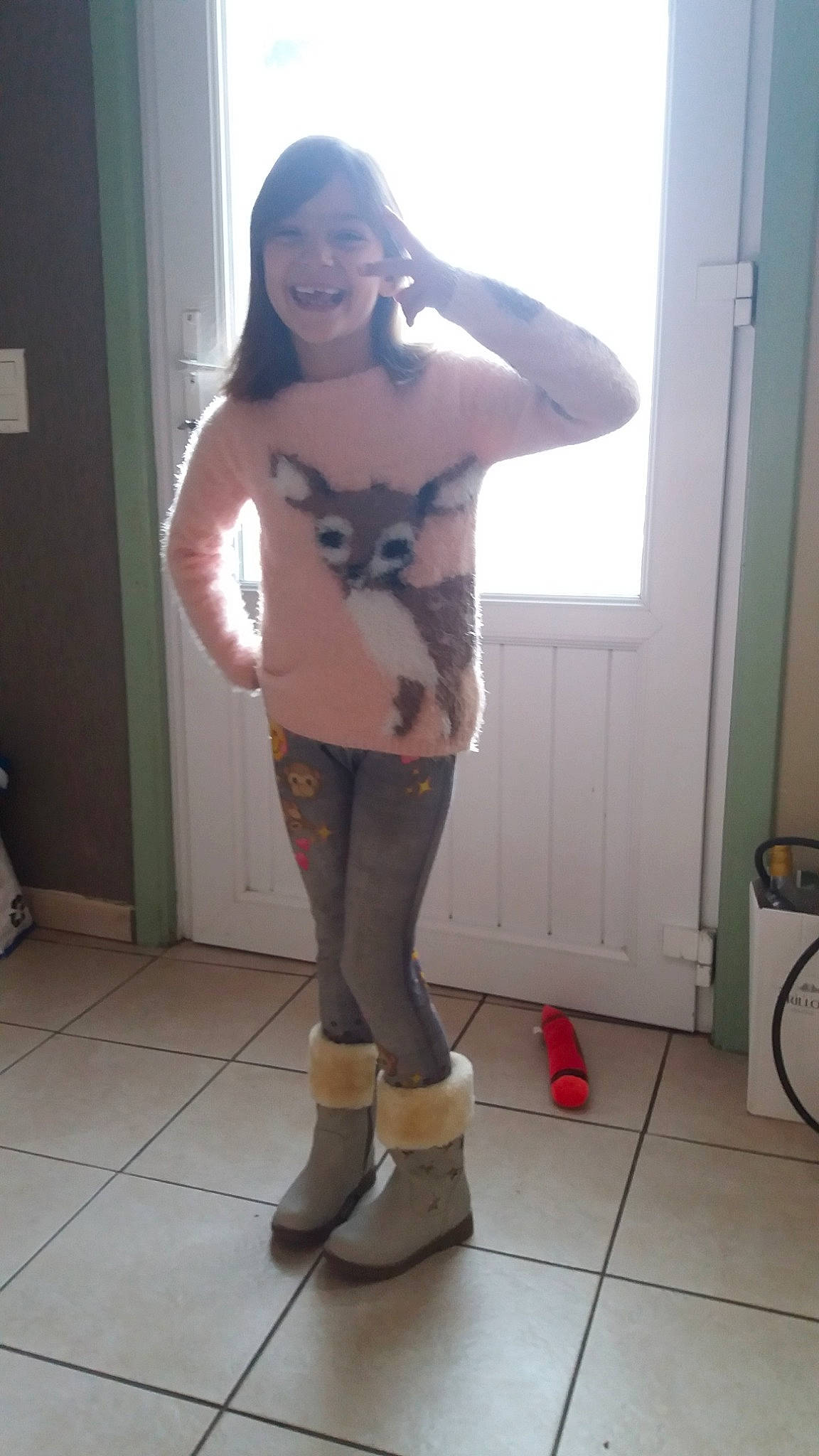 Noémy participe au concours pour gagner de l'argent avec cette photo : arm, clothing, fashion_accessory, footwear, girl, hand, human_body, jeans, joint, joy, leg, leggings, muscle, outerwear, person, pink, shoulder, snapshot, standing, thigh