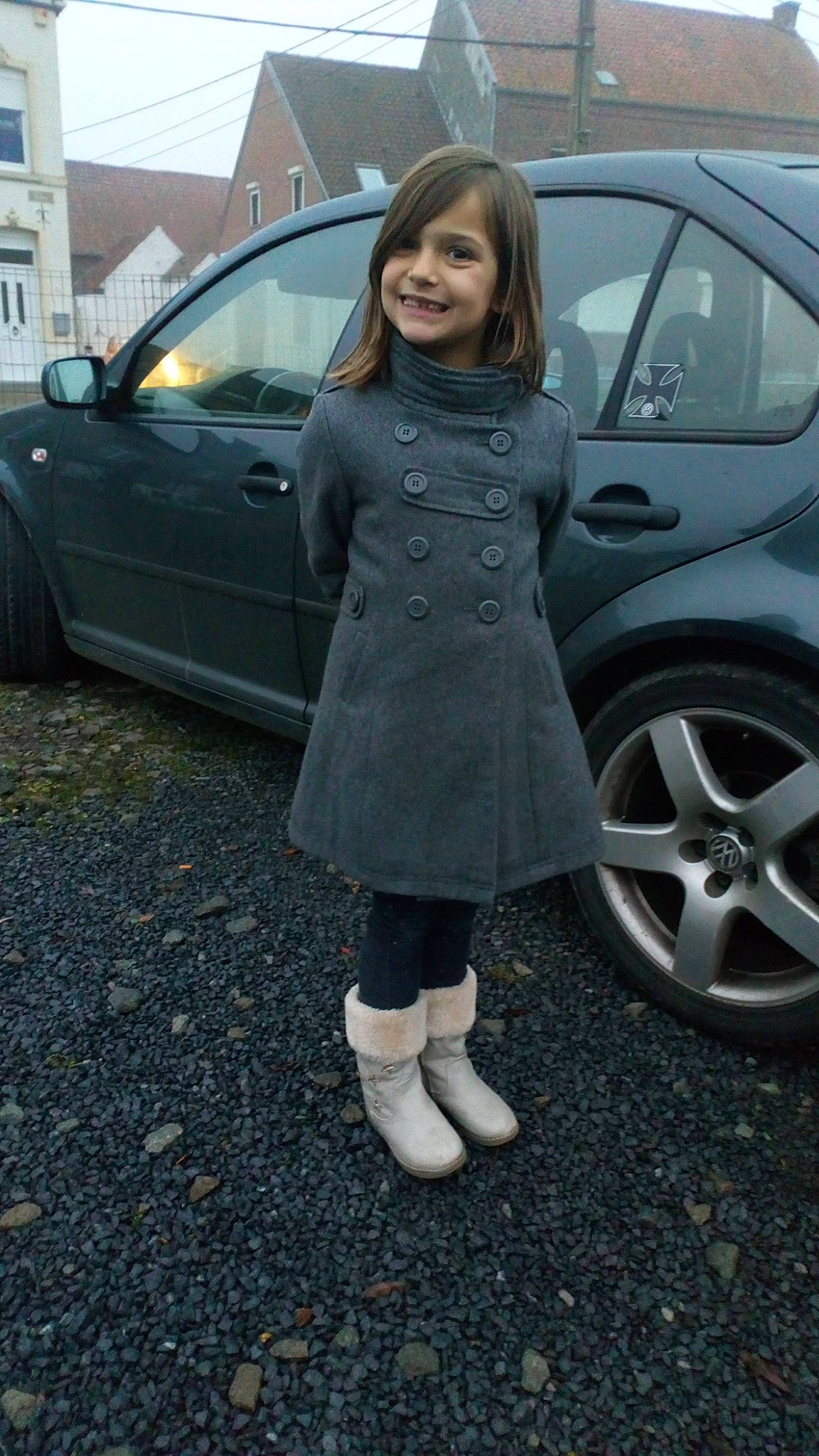 Noémy a rejoint le concours — aidez-le/la à gagner de superbes lots ! car, city_car, family_car, footwear, girl, jeans, joy, luxury_vehicle, minivan, outerwear, person, sedan, snapshot, vehicle, vehicle_door