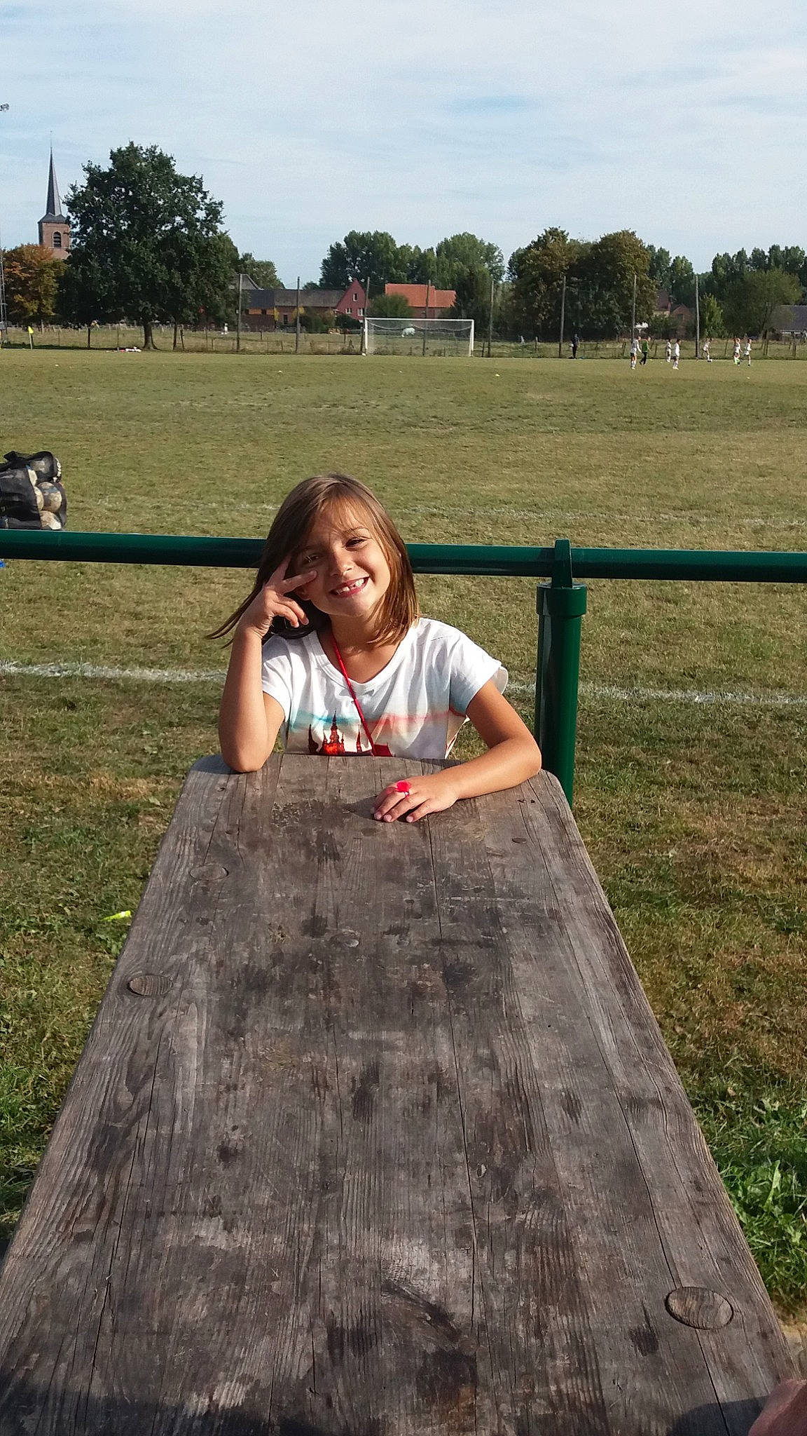 Noémy participe au concours pour gagner de l'argent avec cette photo : child, farm, field, fun, girl, grass, joy, lawn, outdoor_structure, person, plant, play, recreation, rural_area, soil, tree, vacation
